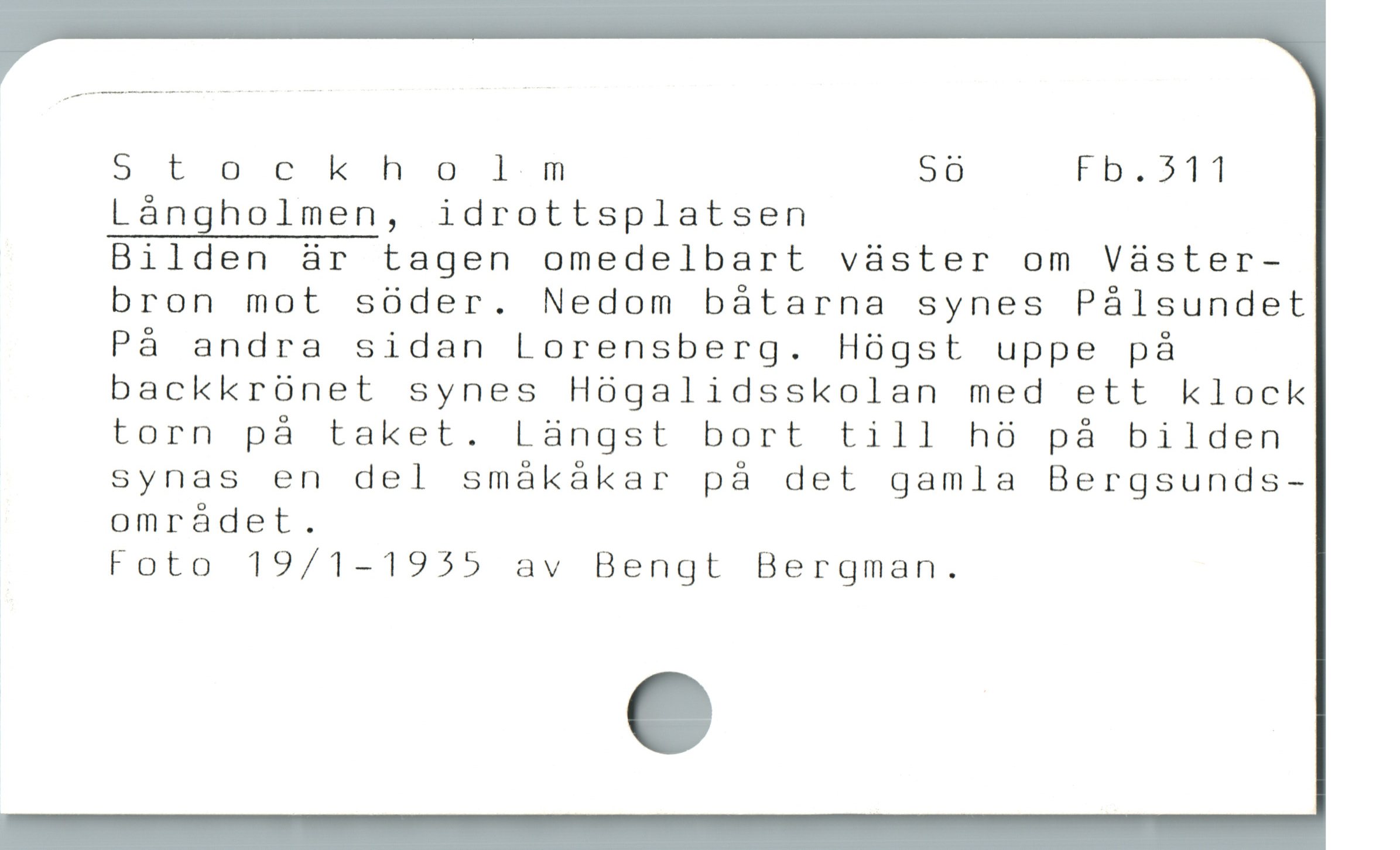  5tockholmmn S0 Fb.,511
Láàngholmen, idrottsplatsen

Bilden är tagen omedelbart vàster om Väster-
bron mot sóder. Nedom bátarna synes Pálsundet
På andra sidan Lorensberg. Högst uppe pà
backkrónet synes Hógalidsskolan med ett klock
torn pà taket. Làngst bort till hó pá bilden
synas en del smákákar pà det gamla Bergsunds-
omrádet.

Foto 19/1-1955 av Bengt Bergman.
