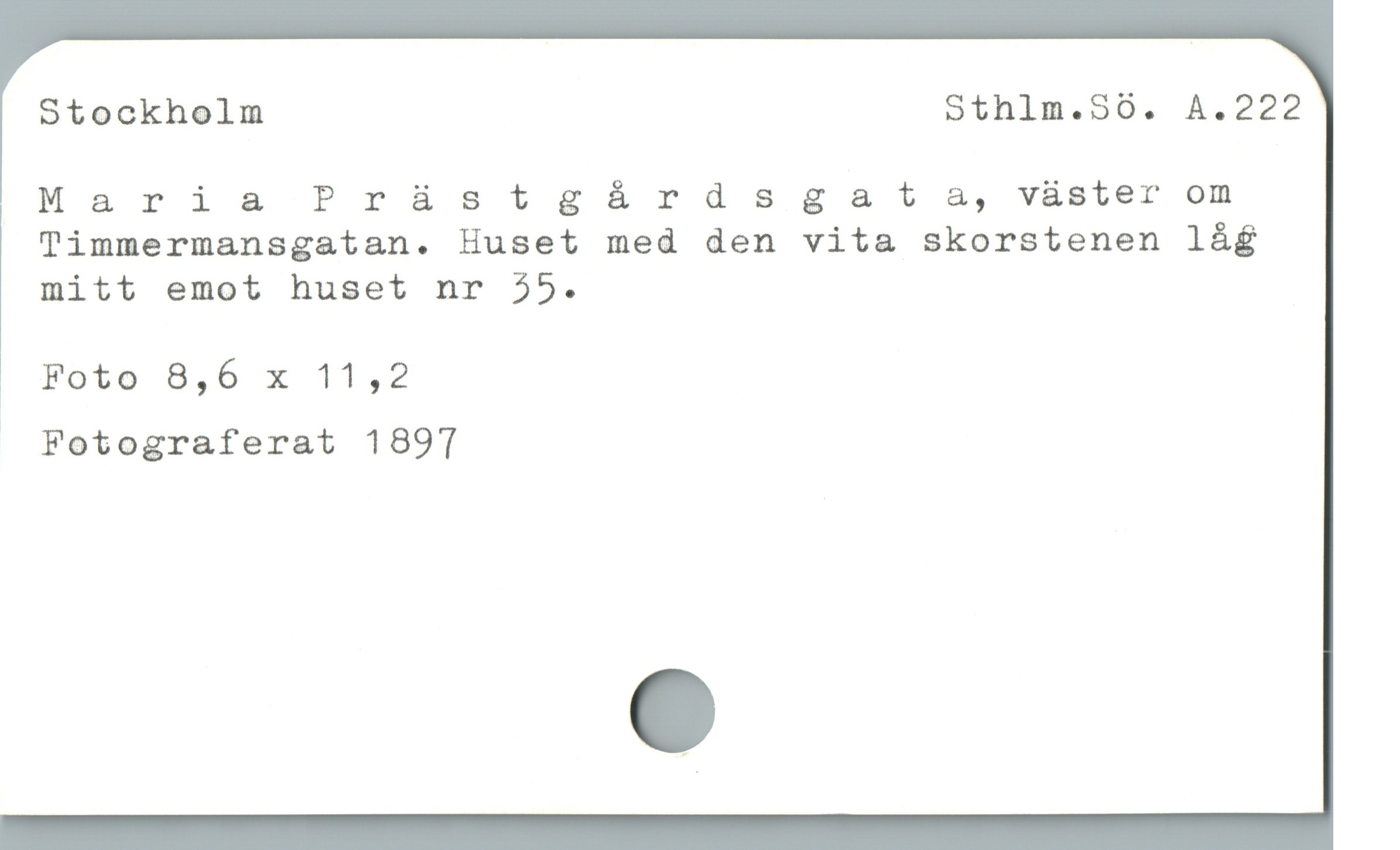  Stockholm Sthlm.5ö. A.222
Maria Prästgårdsgarta, väster om
Timmermansgatan. Huset med den vita skorstenen láà£
mitt emot huset nr 55.

. Foto 8,6 x 11,2
Fotograferat 1897

