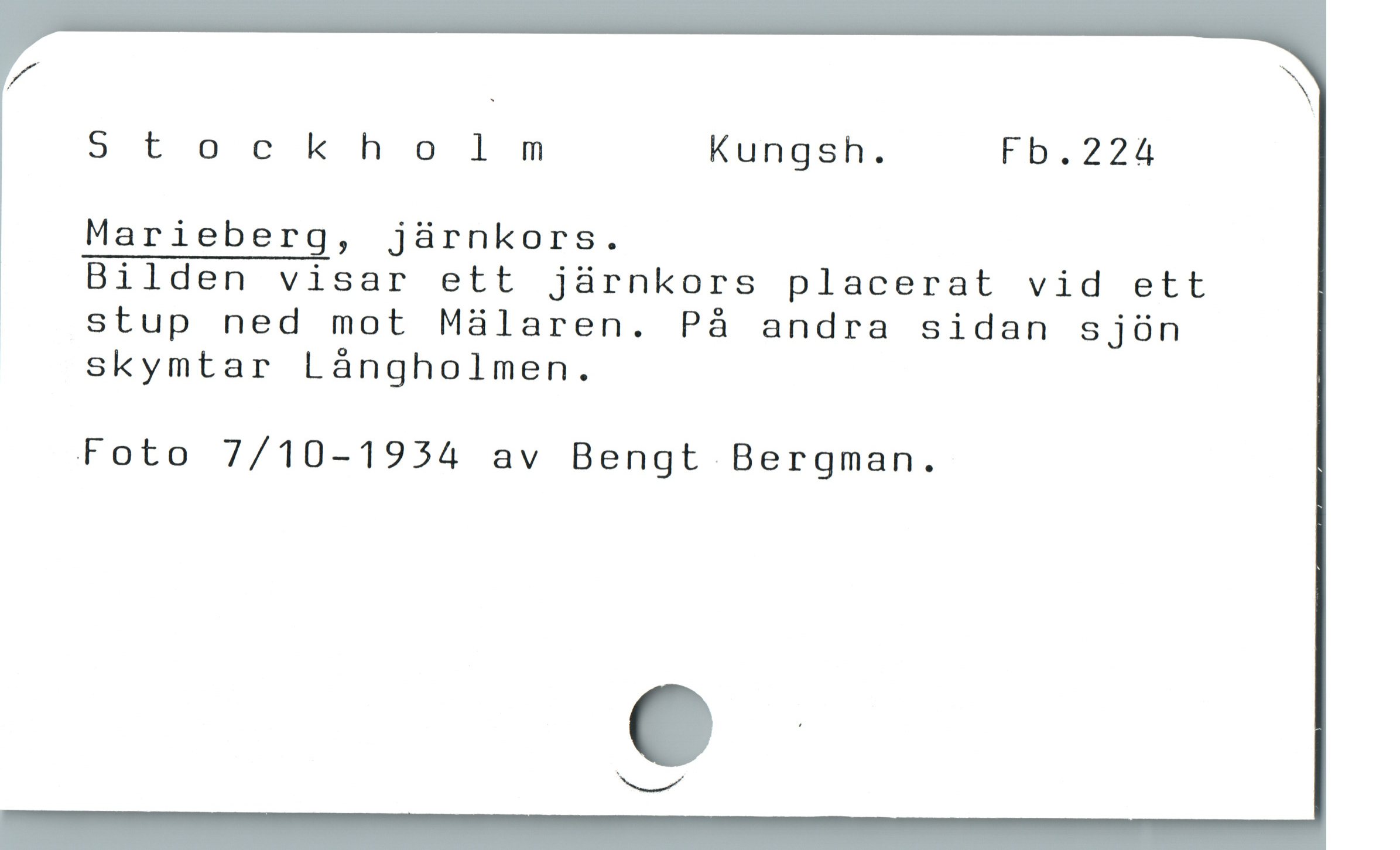  ” | N
8 toolkho6l0m Kungsh. Fhzzü
Marieberg, järnkors.

Bilden visar ett jürnkors placerat vid ett

, stup ned mot Mälaren. På andra sidan sjön
skymtar Långholmen.

Foto 7/10-1934 av Bengt Bergman.
sst
