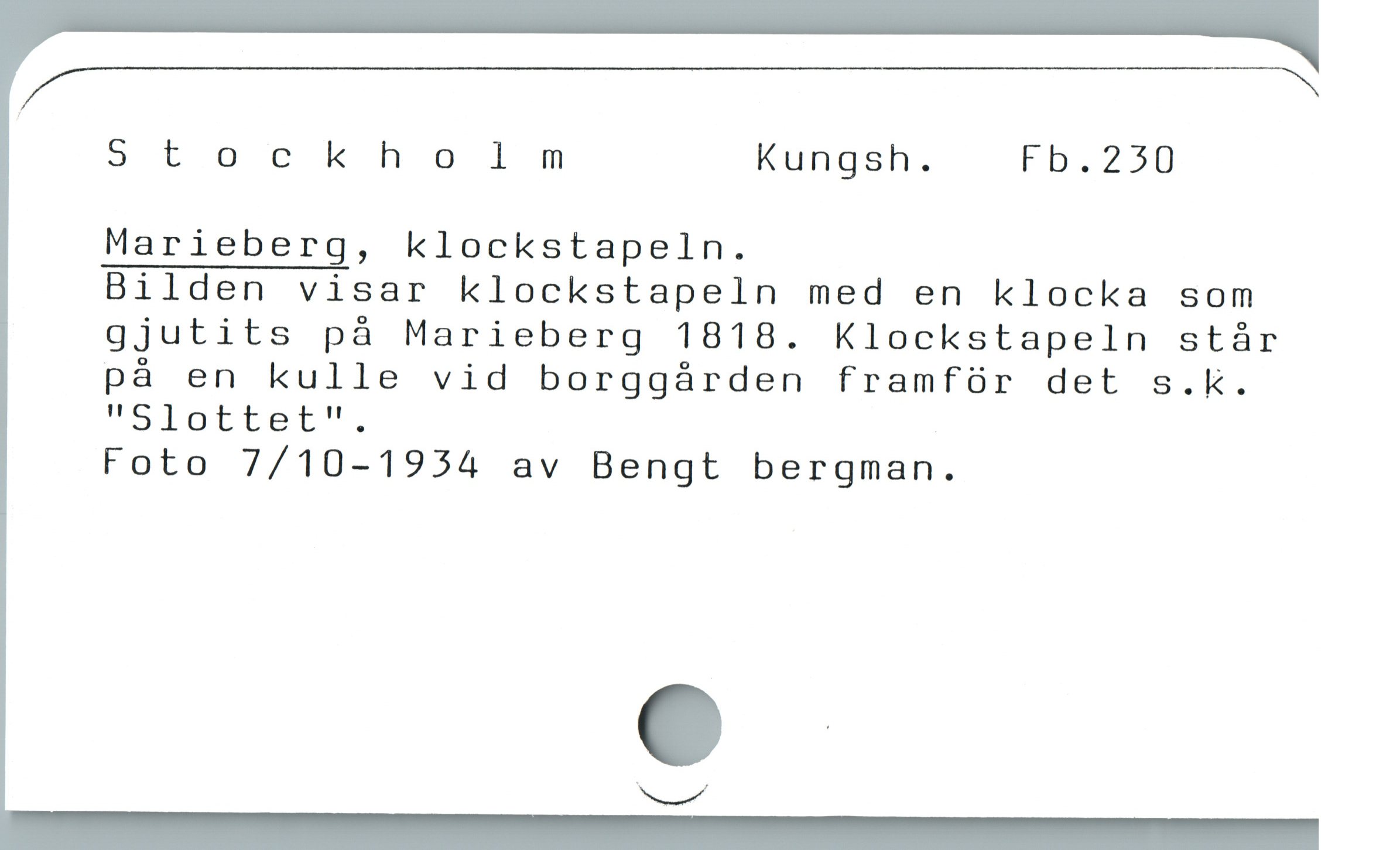  /'—_———_———___—X
Stochkholmnm Kungsh. Fb.250
Marieberg, klockstapeln.

Bilden visar klockstapeln med en klocka som
gjutits pà Marieberg 1818. Klockstapeln stár
på en kulle vid borggárden framfür det s.k.
"Olgbttst",
Foto 7/10-1954 av Bengt bergman.

—
