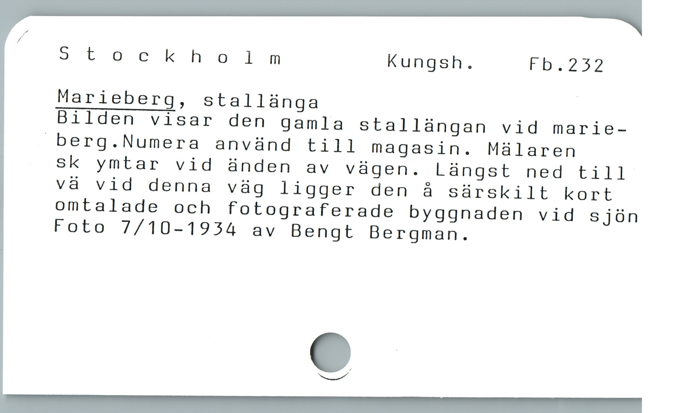  ,
Stockholm Kungsh. Fb.,252
Marieberg, stallànga |
Bilden visar den gamla stallüngan vid marie-
.berg.Numera anvünd till magasin. Malaren
Sk ymtar vid ànden av váàgen. Làngst ned till
vä vid denna vàüg ligger den à sürskilt kort
omtalade och fotograferade byggnaden vid sjün
Foto 7/10-1954 av Bengt Bergman.
C
