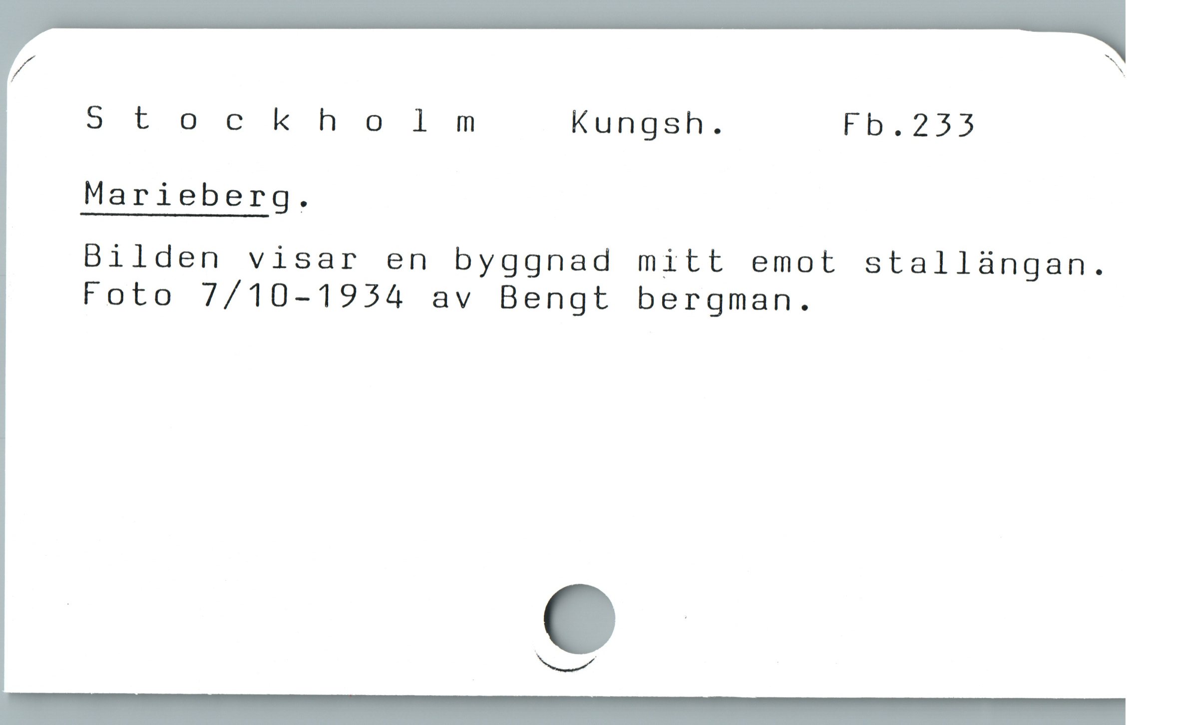  Stockholm Kungsh. F5.233
Marieberg.
Bilden visar en byggnad mitt emot stallàüngan.
Foto 7/10-1954 av Bengt bergman.

e
