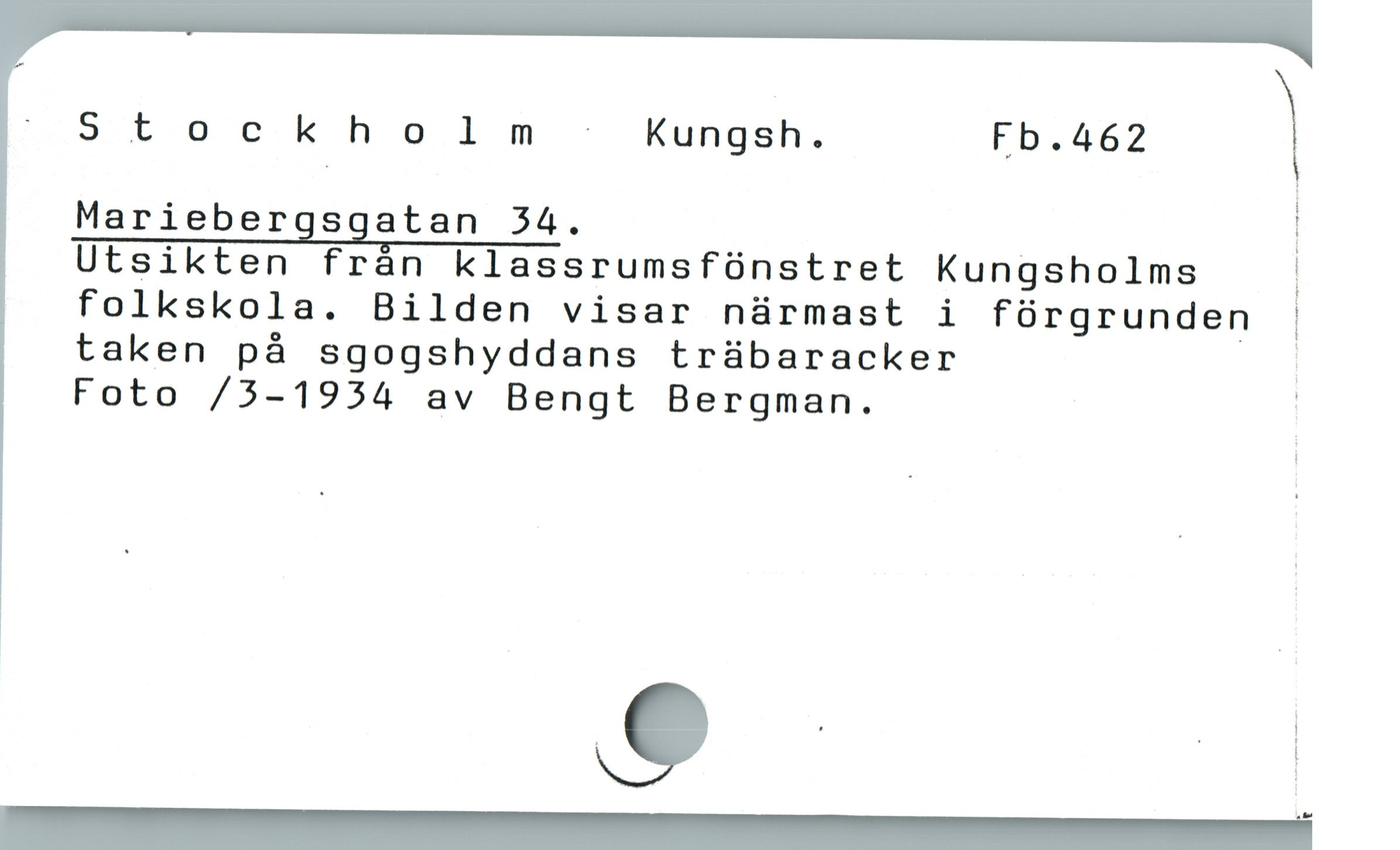  ^ Stockholnm Kungsh. Fb.462 ï
Mariebergsgatan 34. ä
Utsikten fràn klassrumsfünstret Kungsholms |
folkskola. Bilden visar närmast i fürgrunden |
taken pà sgogshyddans trübaracker ( ]
Foto /35-1954 av Bengt Bergman. |

| .
— RR
