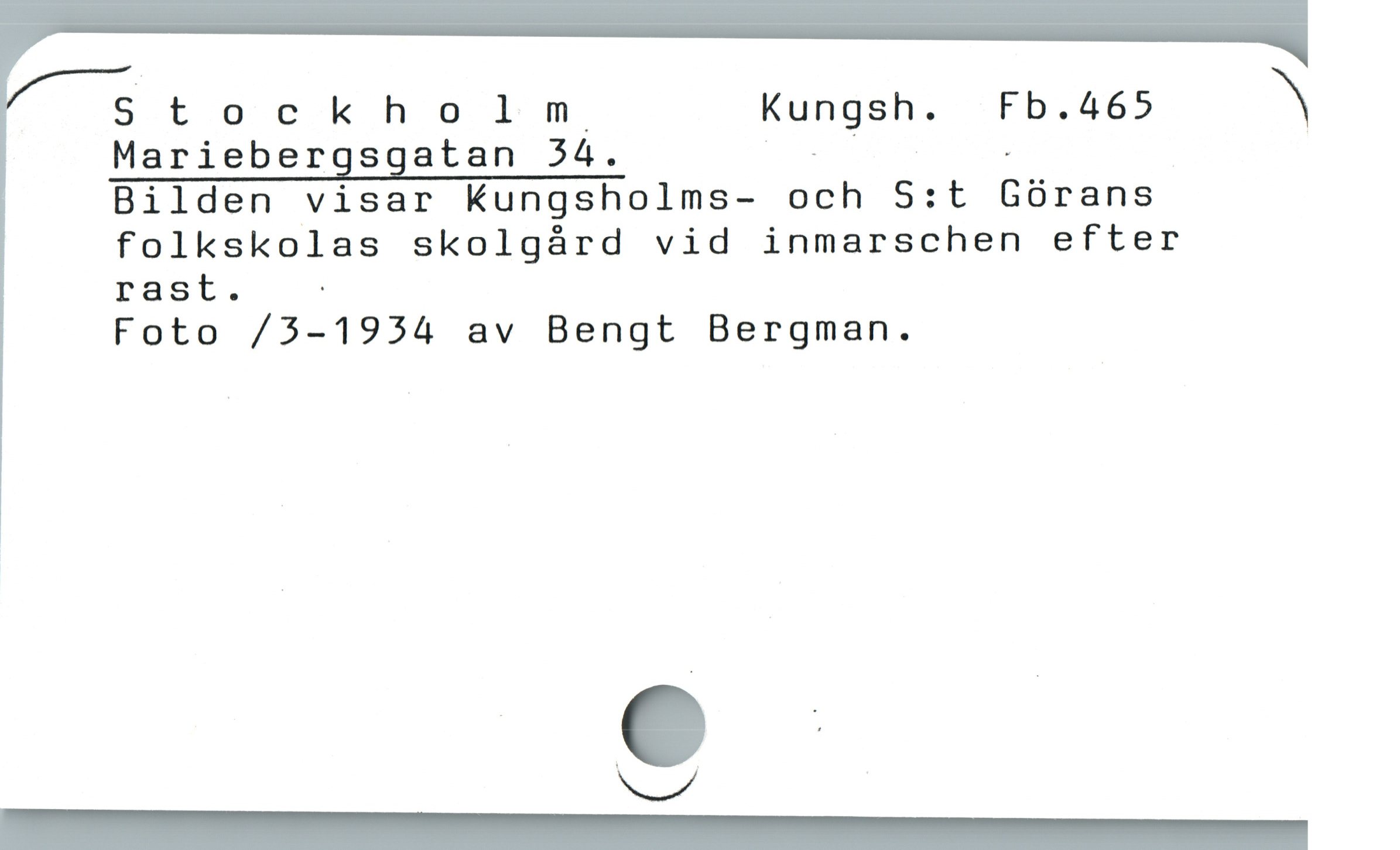  Stockholm Kungsh. :Fb.465. — Y

Mariebergsgatan 54. BLL -

Bilden visar Kungsholms- och S:t Górans

folkskolas skolgárd vid inmarschen efter

rast. .

Foto /3-1934 av Bengt Bergman.

LA |

RMV ( ( ( V A AA — LV L —
