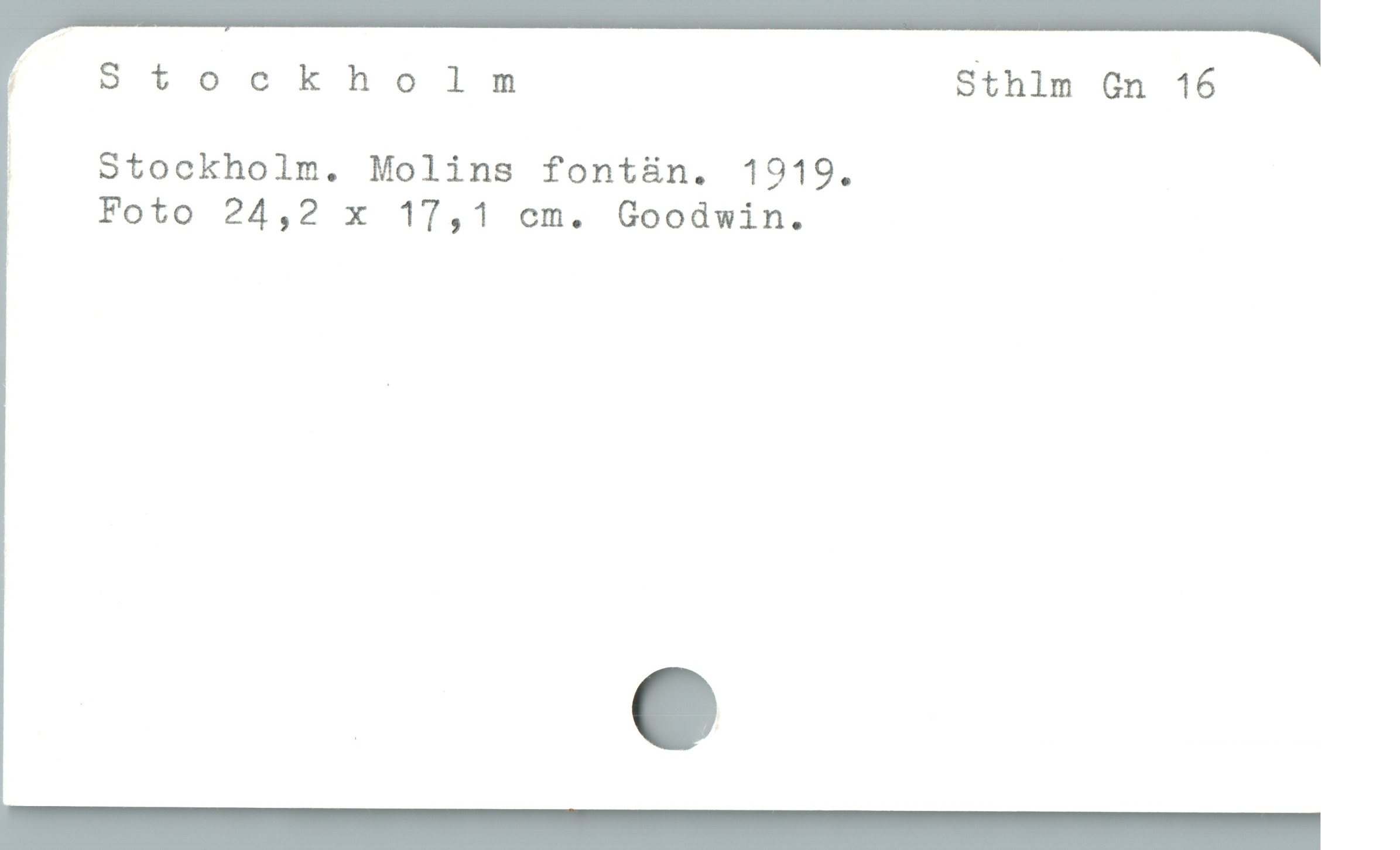  ; Stockholm Sthlm Gn 16
| Stockholm. Molins fontän. 1919.
| Foto 24,2 x 17,1 cm. Goodwin.
