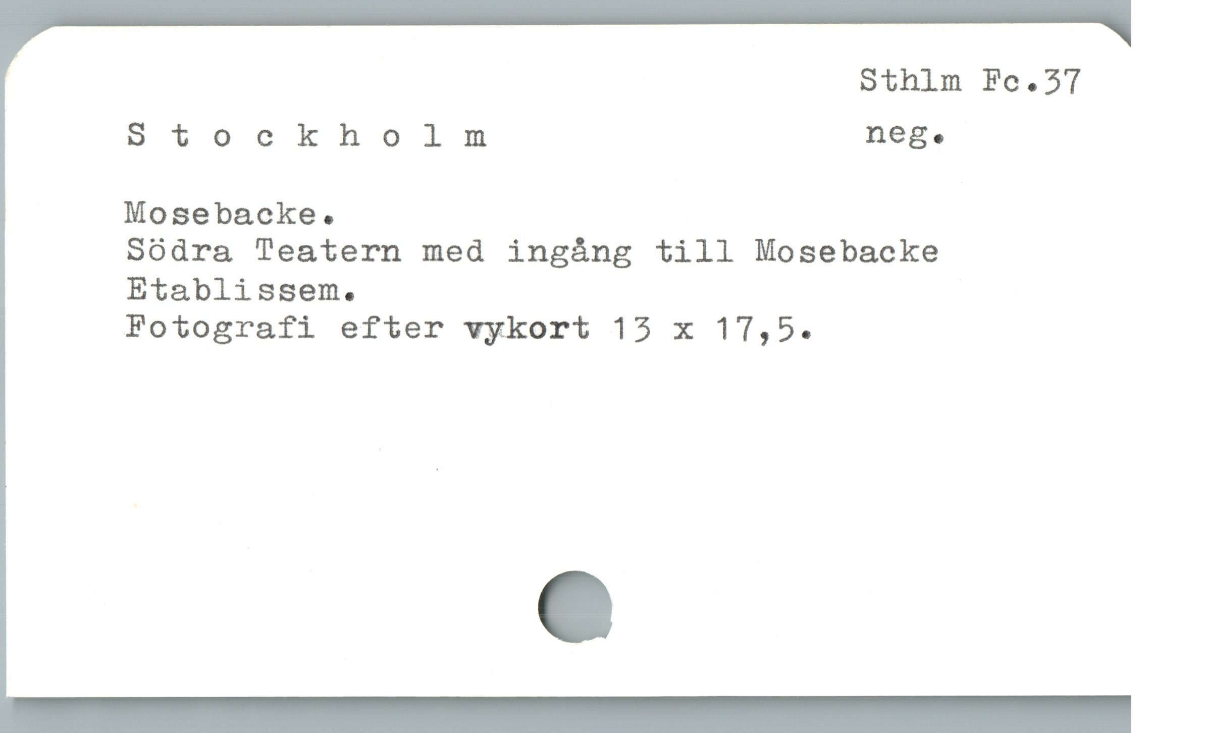  Sthlm Fc.37
Stockholnm nege
Mosebacke.
Södra Teatern med ingáng till Mosebacke
Etablissem.
Fotografi efter vykort 15 x 17,5.
