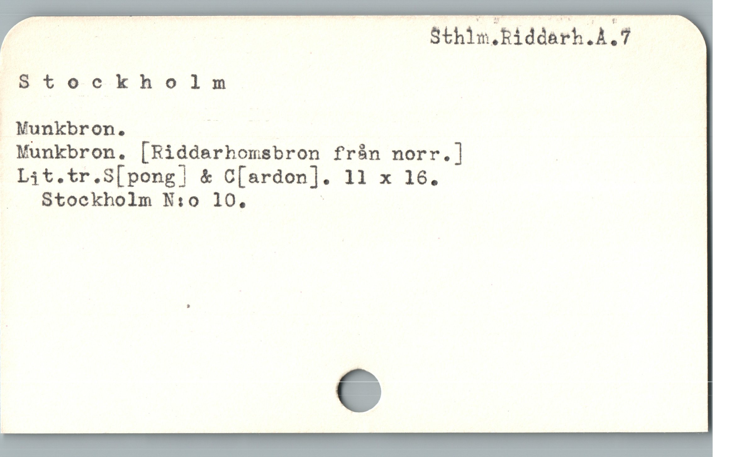  /R Sthin.Riddarh.A, 7
Stockholm

Munkbron. |

Munkbron. [Ridderhomsbron fràn norr.] :
Lit.tr.S[pong] & C[ardon]. 11 x 16.

.  Stockholm N:o 10, :
