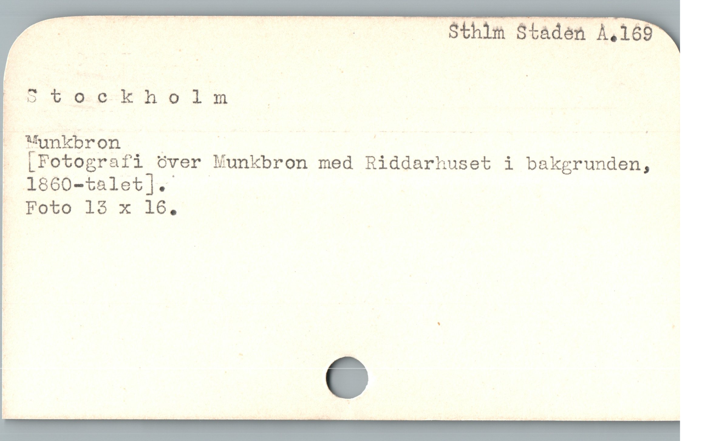  äSto_c_khol-m | |

E Munkbron. . | |

. LFotografi över Munkbron med Riddarhuset i bakgrunden,
L1860-talet]. —

P Poto 19 x 16.
