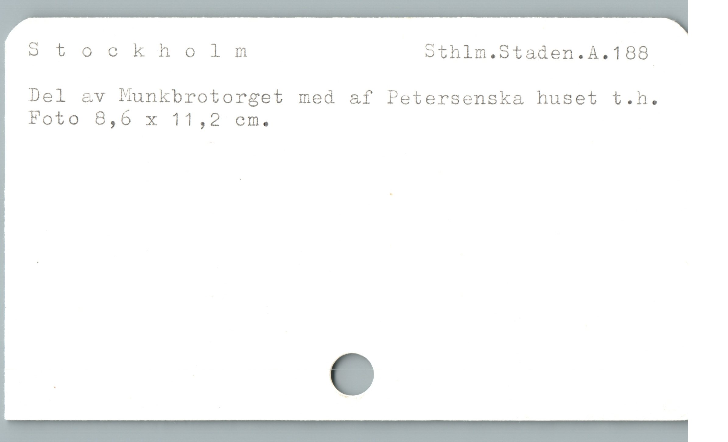  Stockholmnm Sthlm.Staden.A.188
Del &v Munkbrotorget med af Petersenska huset t.h.
Foto 8,6 x 11,2 ocm.
