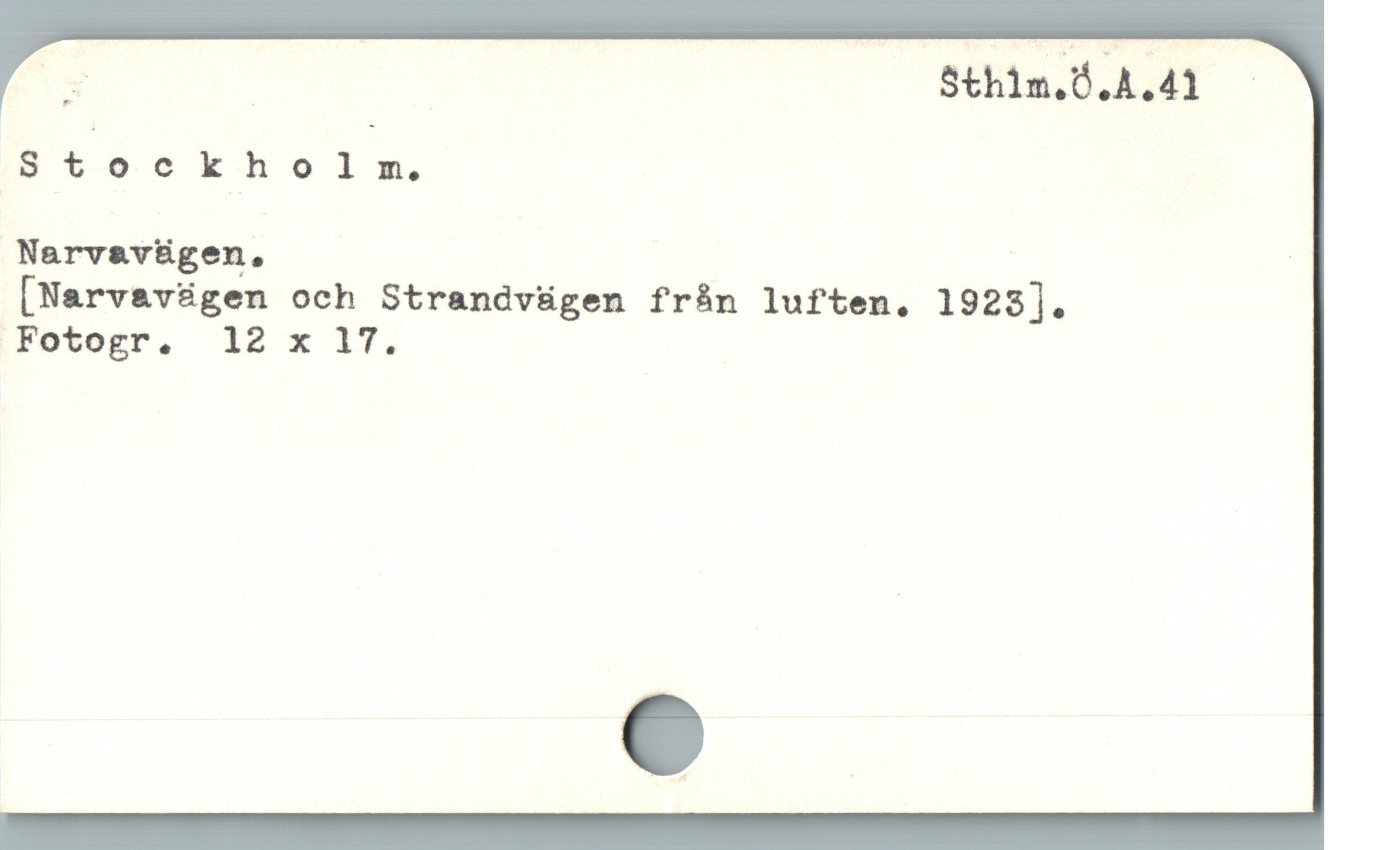  L Sthim.D.A.41 —
Stockho!]1m.
Narvavügen, :
[Narvavägen och Strandvägen från luften,. 1928].
Fotogr. 12 x 17.
