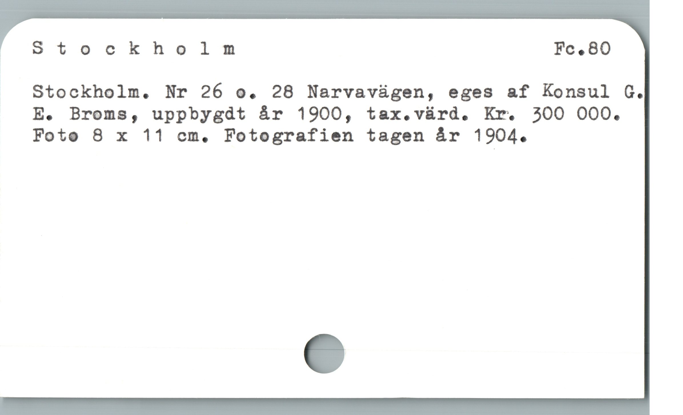  |Stockholm Fc,80

J Stockholm. Nr 26 o. 28 Narvavügen, eges af Konsul G.
E. Broms, uppbygdt år 1900, tax.vürd. Kr. 300 OOO.
Foto 8 x 11 cm, Fotografien tagen år 1904.
