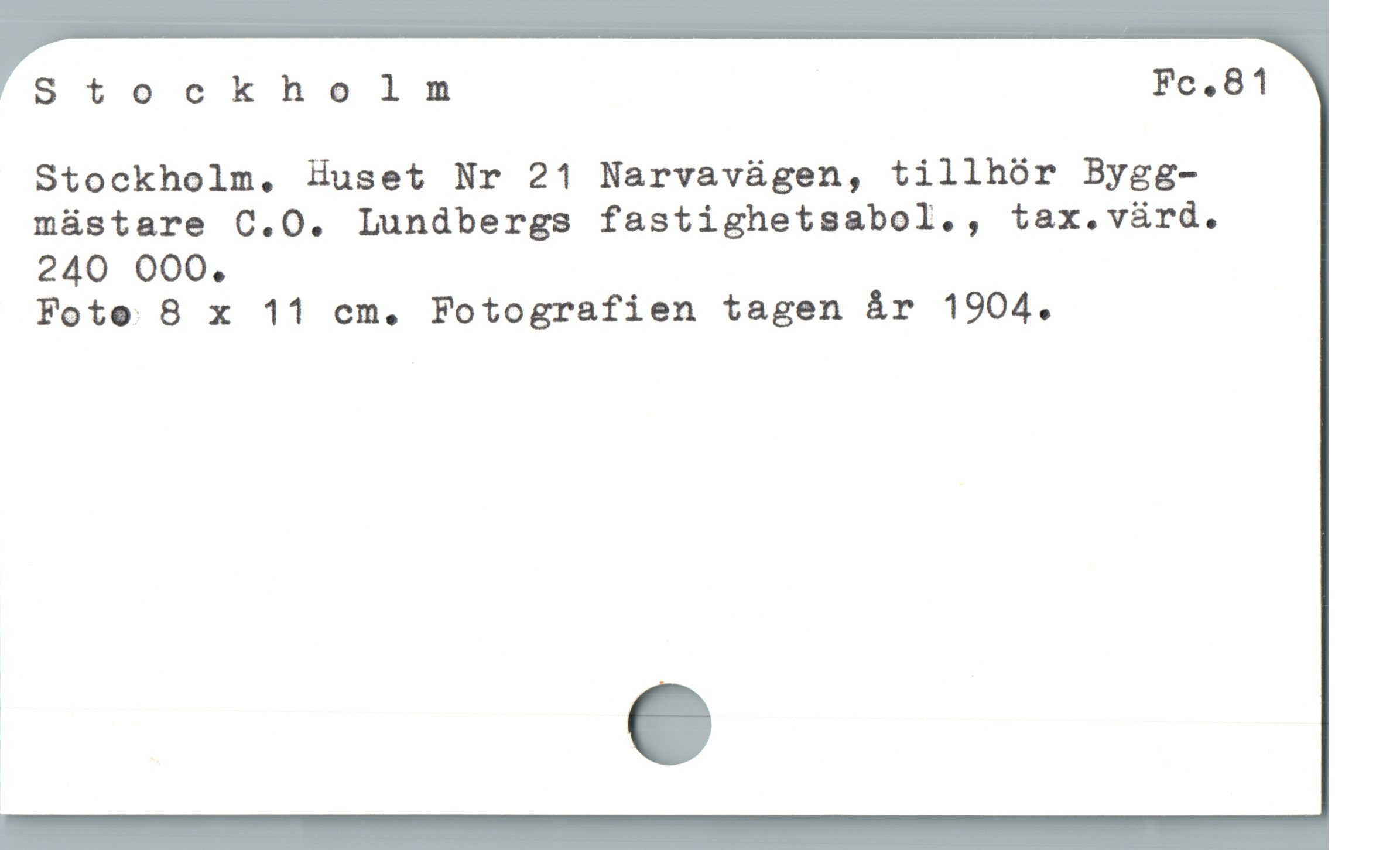  Stockholm Fc.81
Stockholm. Huset Nr 21 Narvavügen, tillhór Bygg-
müstare C.0. Lundbergs fastighetsabol., tax.vürd.
240 OO0.

Fote 8 x 11 cm. Fotografien tagen år 1904.
