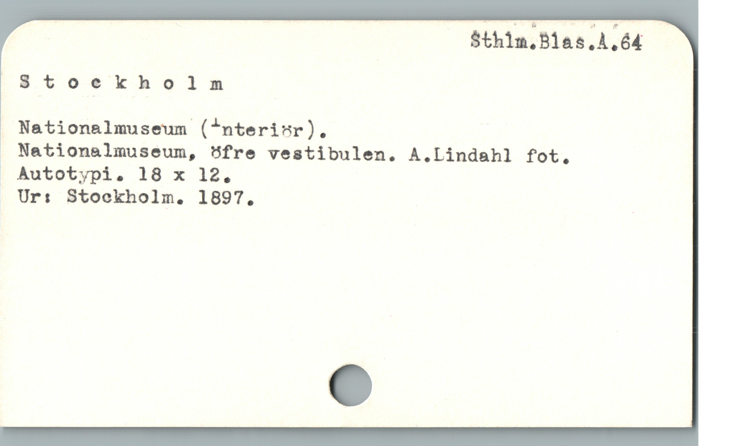  : Sthim.Blas.A. é4
| Stoekholm
Nationalmuseum ('nterinr),
Nationalmuseum, Ufre vestibulen. A.Lindahl fot.
Autotypi. 18 x 12.
% Ur: Stoekholm. 1897,
