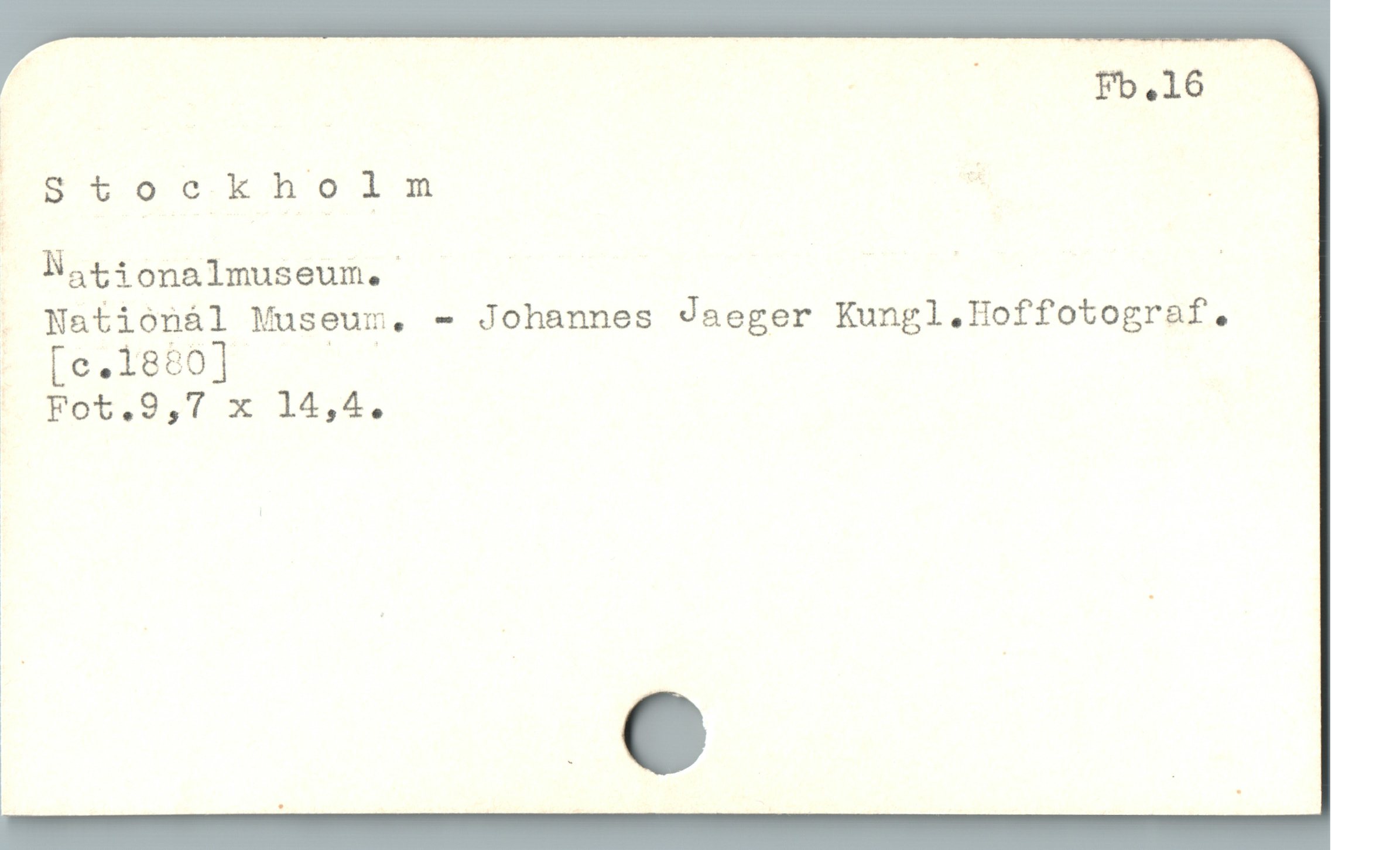  ^Stockholm _
ï Naþionalmuseum.* | | |
. Wationál Museur, - Johannes Jaeger Kungl.Hoffotograf,
t [e.18806]

^ Fot.9,7 x 14,4.

« C
