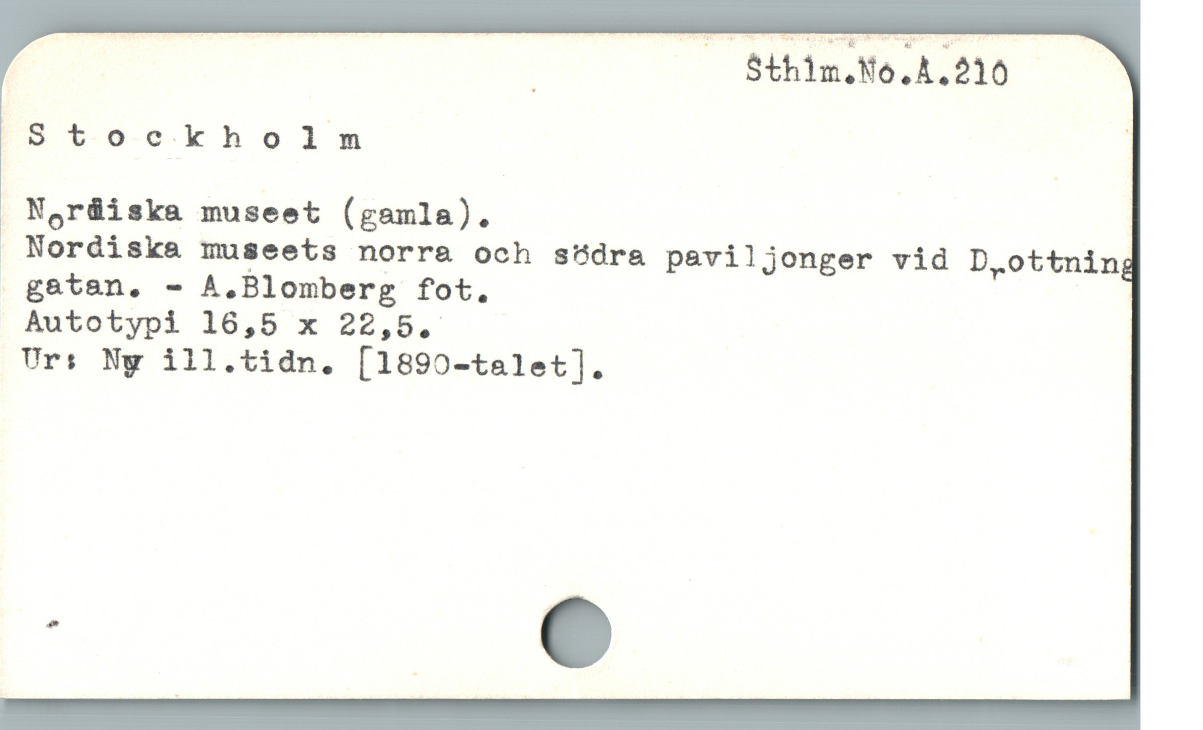  E | — Sthim.No.A.210
|[S8S tockholm |
Norüiska museet (gamla).
 Nordiska museets norra och södra paviljonger vid D,ottnin
 gaten. - A.Blomberg fot.
Autotypi 16,5 x 22,5.
Ur: Ny ill.tidn,. [1890-talet].
