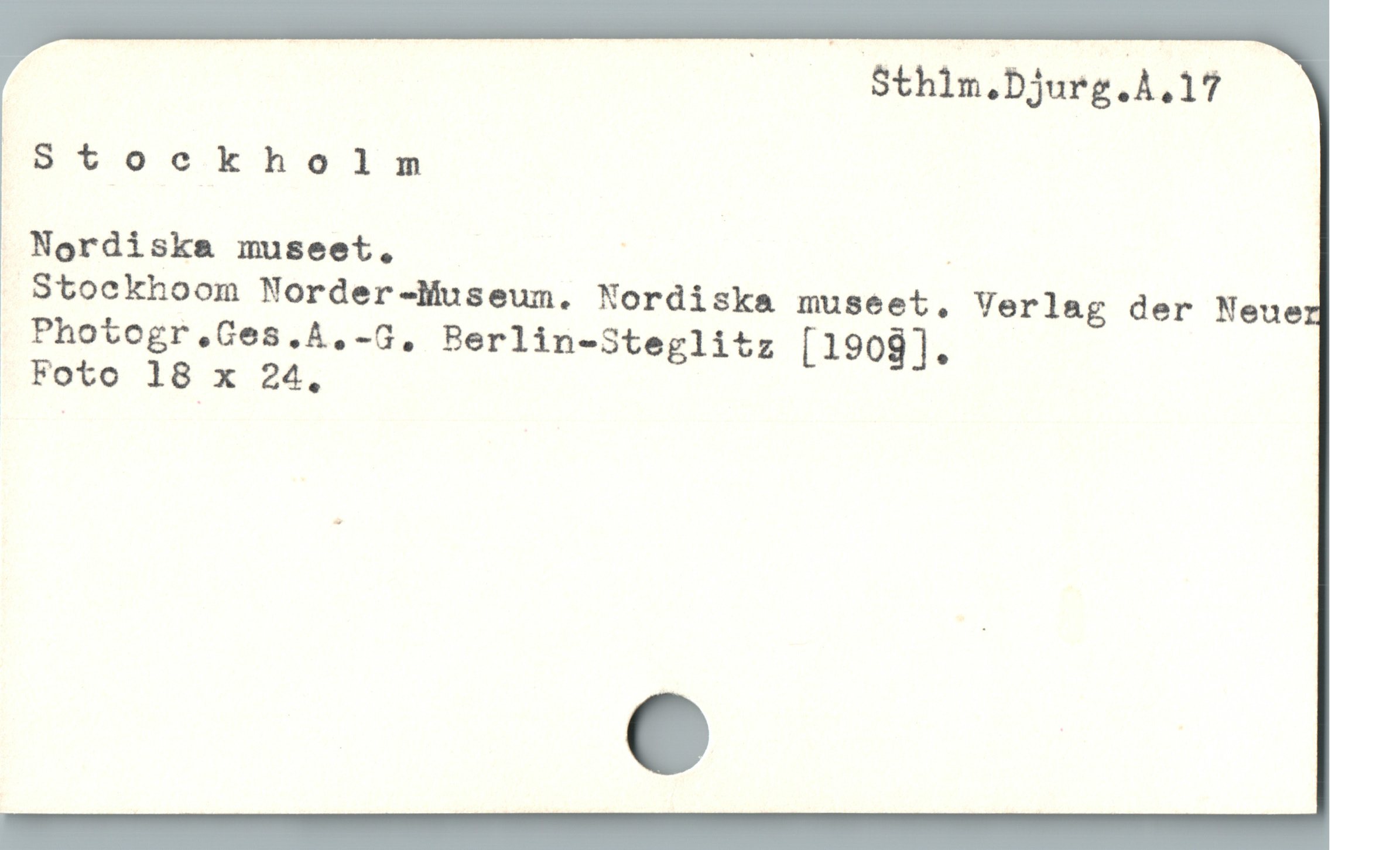  — Sthim.Ddjurg.A.17
|^Stoockholm
Nordiska& museet, | -
Stockhoom Norder-Museum. Nordiska museet. Verlag der Neue
 Photogr.Ges.^.-G, Berlin-Steglitz [1908].
 Foto 18 x 24,
