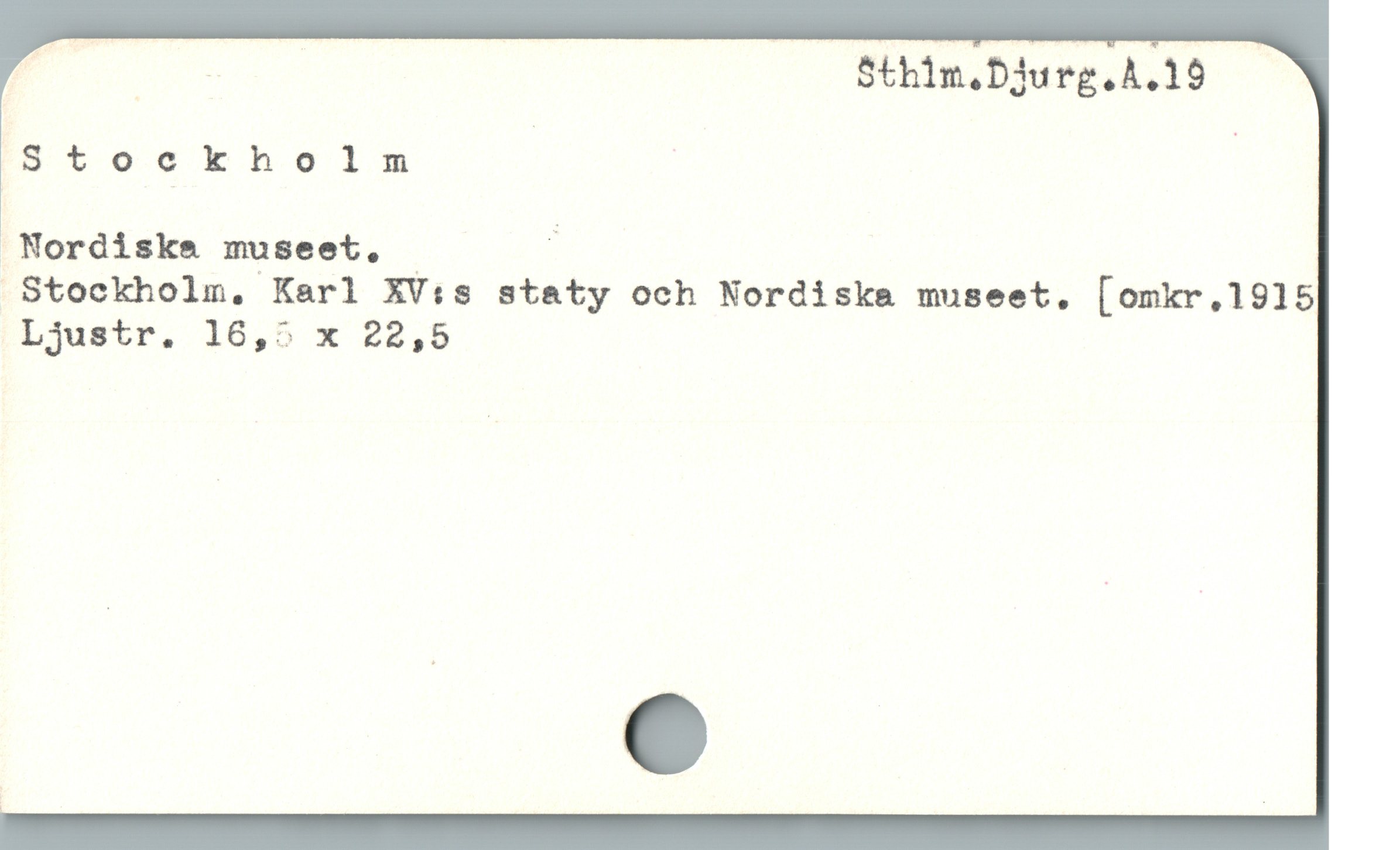  . — 00 Sthim.Djurg.A.19
Stockholm |
 Nordiske museet, |

.Stockholm, Karl XV:is staty och Nordiske museet, [omkr,1915
Ljustr. 16,5 x 22,5
