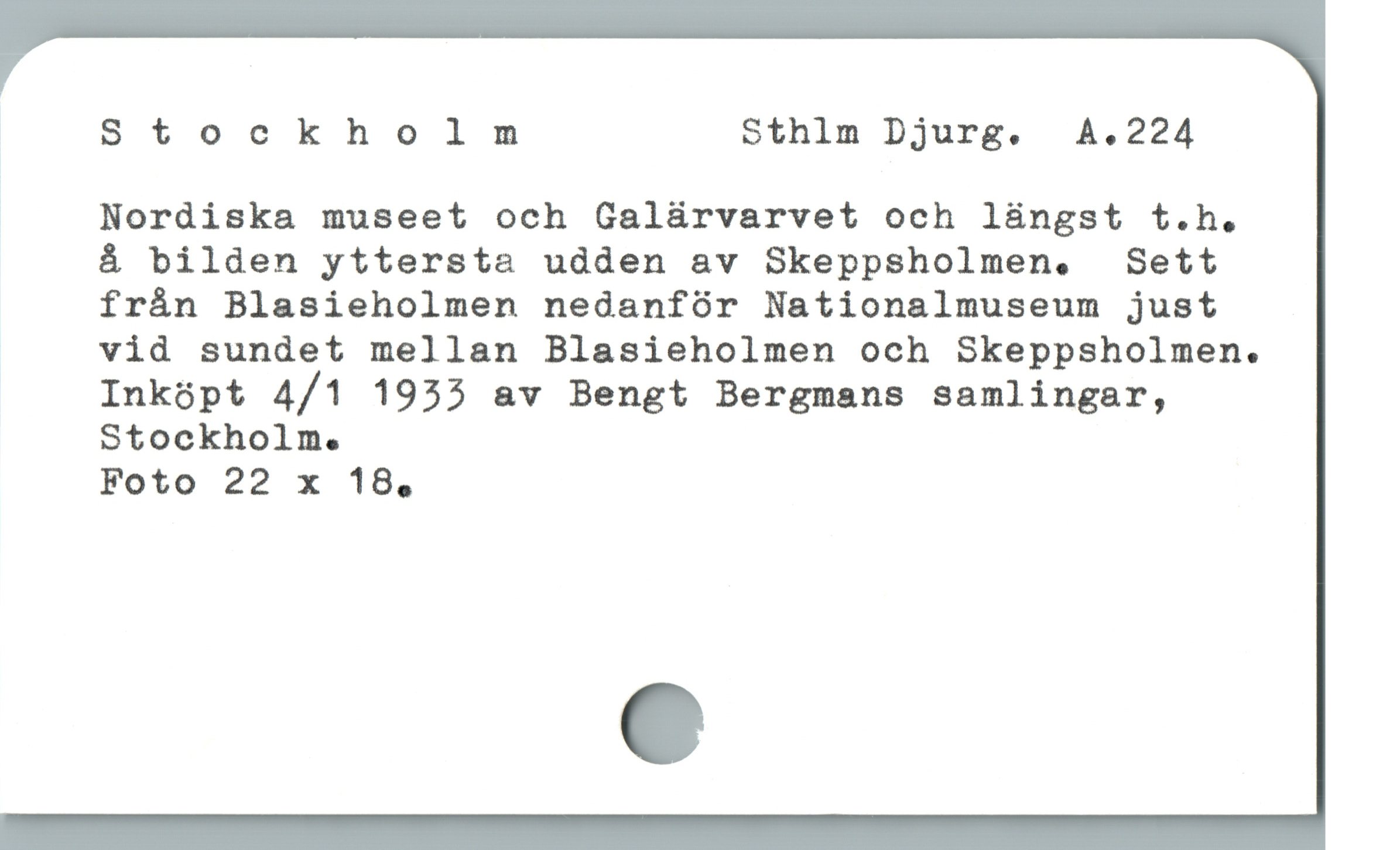  Stockholm Sthlm Djurg.  A.224
Nordiska museet och Galürvarvet och lüngst t.h.
å bilden yttersta udden av Skeppsholmen,.  Sett
frán Blasieholmen nedanfór Nationalmuseum just
vid sundet mellan Blasieholmen och Skeppsholmen.
Inkópt 4/1 1933 av Bengt Bergmans samlingar,
Stockholm.

Foto 22 x 18,
