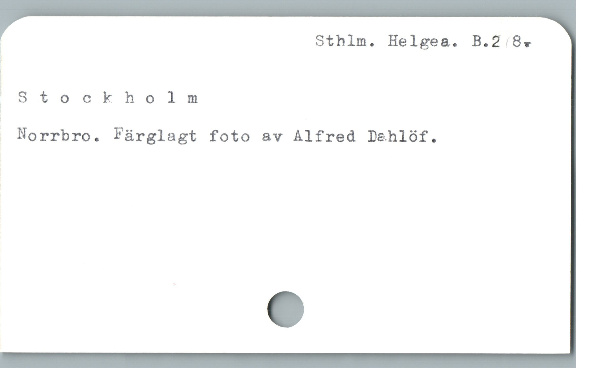  Sthlm. Helgea. B.2:8r
| Stockholm
|
. Norrbro. Fürglagt foto av Alfred Dehlóof.
