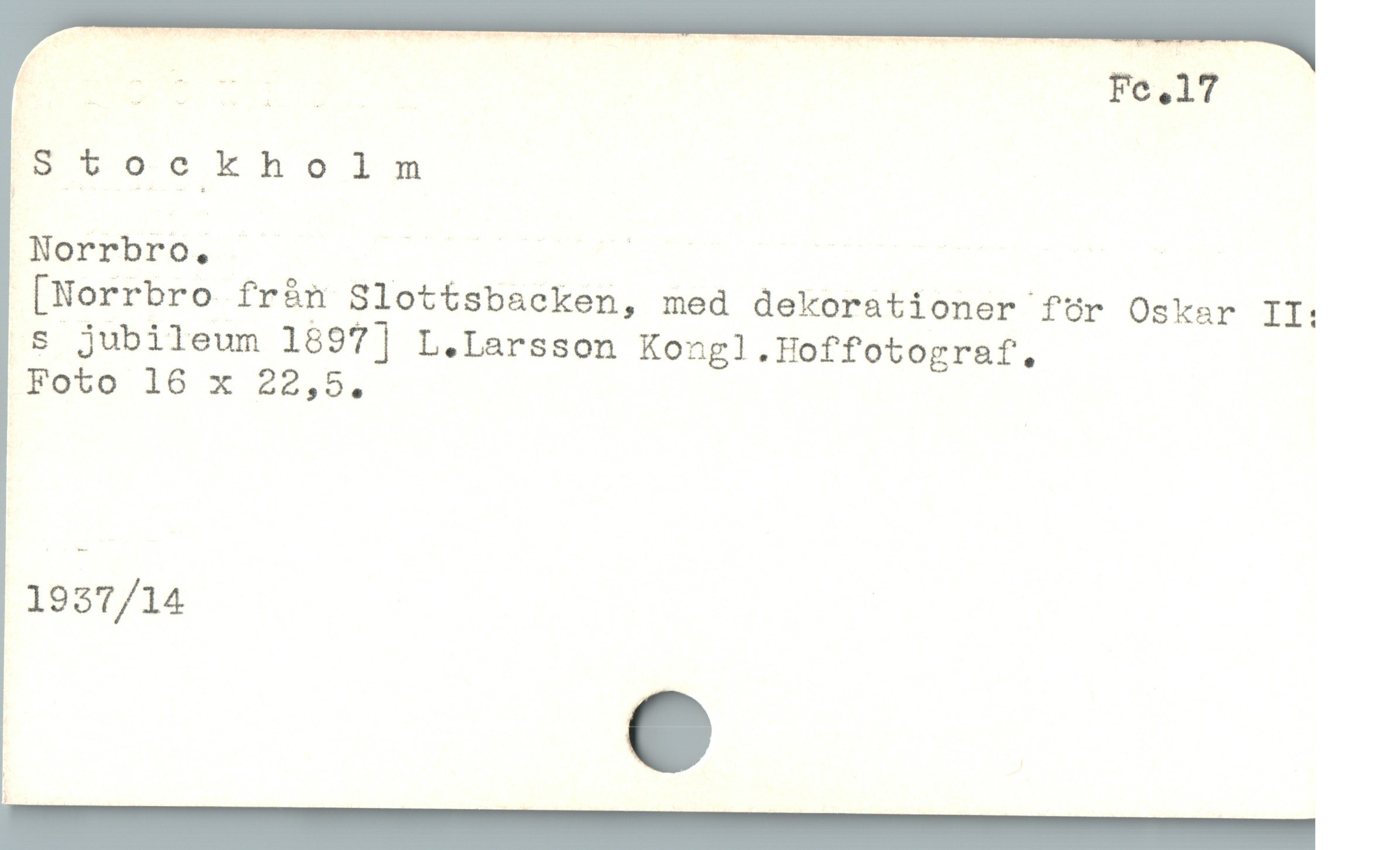  å ERr Fc,17
.Swt qc:kho lm

Norrbro., |

[Norrbro frål_ä' Slottsbacken, med dekorationer för Oskar II:
s jubileum 1697] L.Larsson Kongl.Hoffotograf.,

POT0 18 x 22,5,

1937/14
