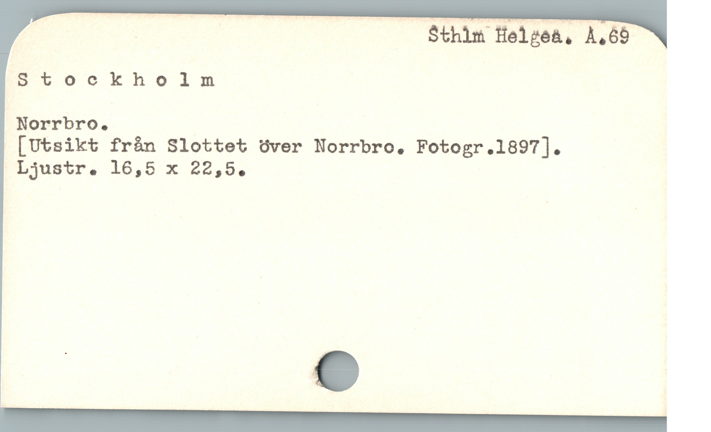  Stockhoilm

Norrbro.
 [Utsikt fràn Slottet över Norrbro. Fotogr.1897].
Ljustr. 16,5 x 22,5.
