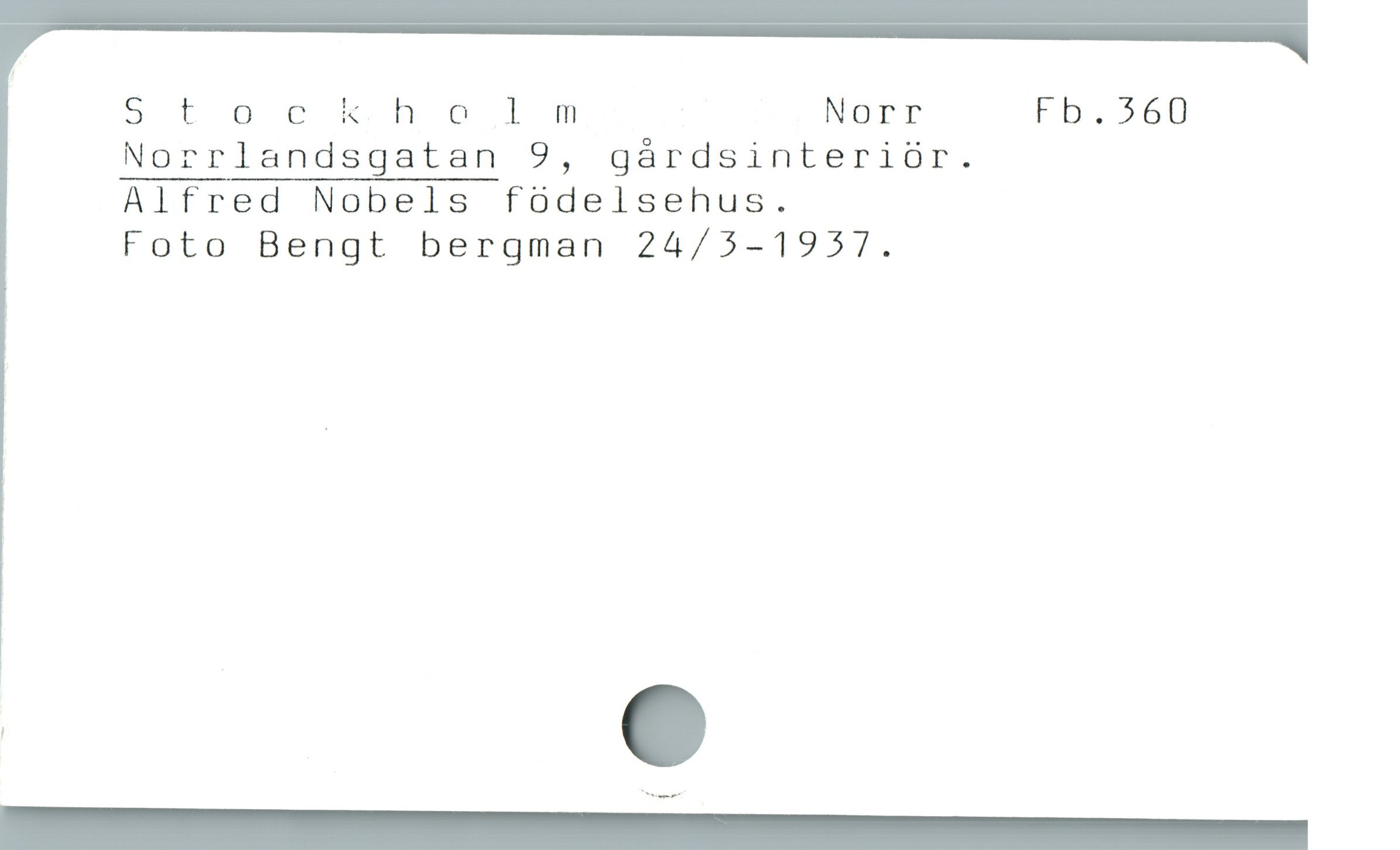  St ocik holm NOrr Fb.560

Norrlandsgatan 9, gárdsinteriór.

Alfred Nobels fódelsehus.

Foto Bengt bergman 24/5-1957.
—R
