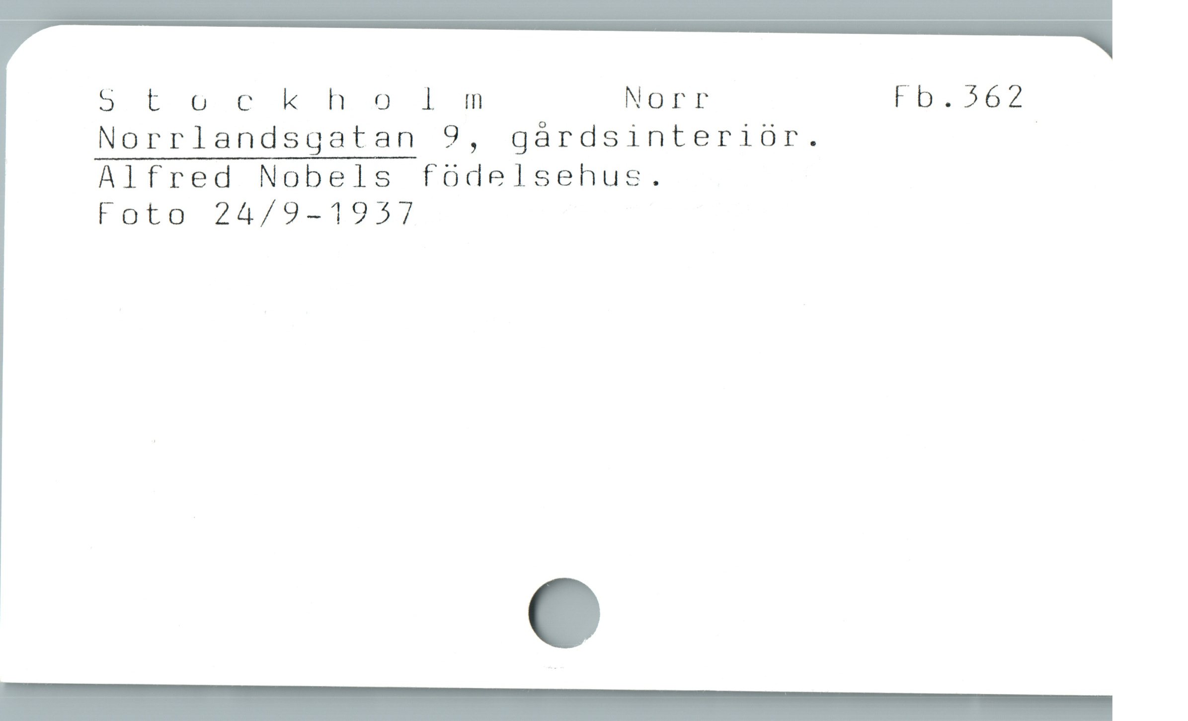  S t ock h o Ll m Norr UPR
Norrlandsgatan 9, gårdsinteriör. |
Alfred Nobels fódelsehus.
Foto 24/9-1957

—— —— —— — —
