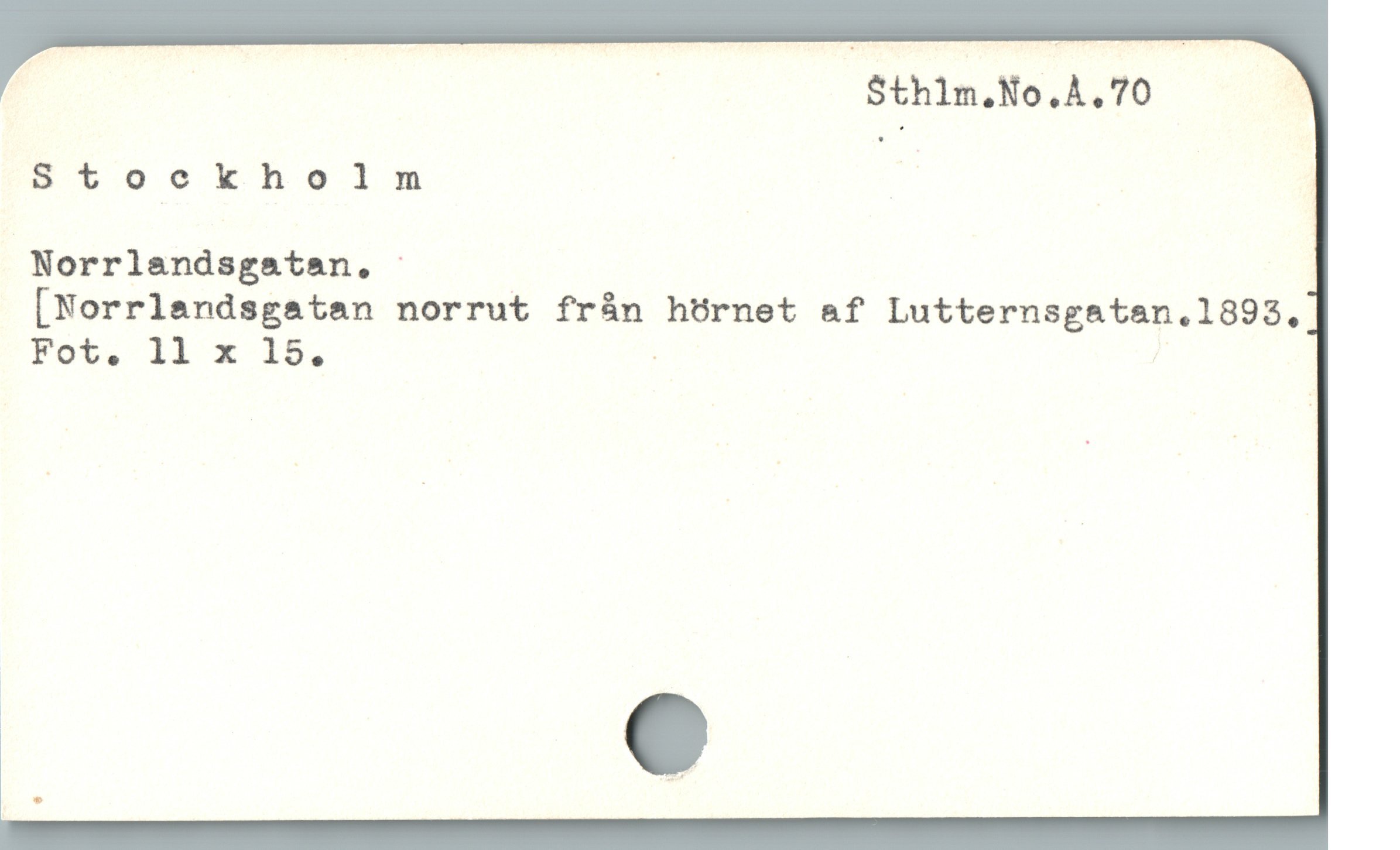  : | | | Sthlm.No.Å.70
Stockholm | ; |
Norrlandsgatan, '

[Norrlandsgatan norrut från hörnet af Lutternsgatan.1893,
