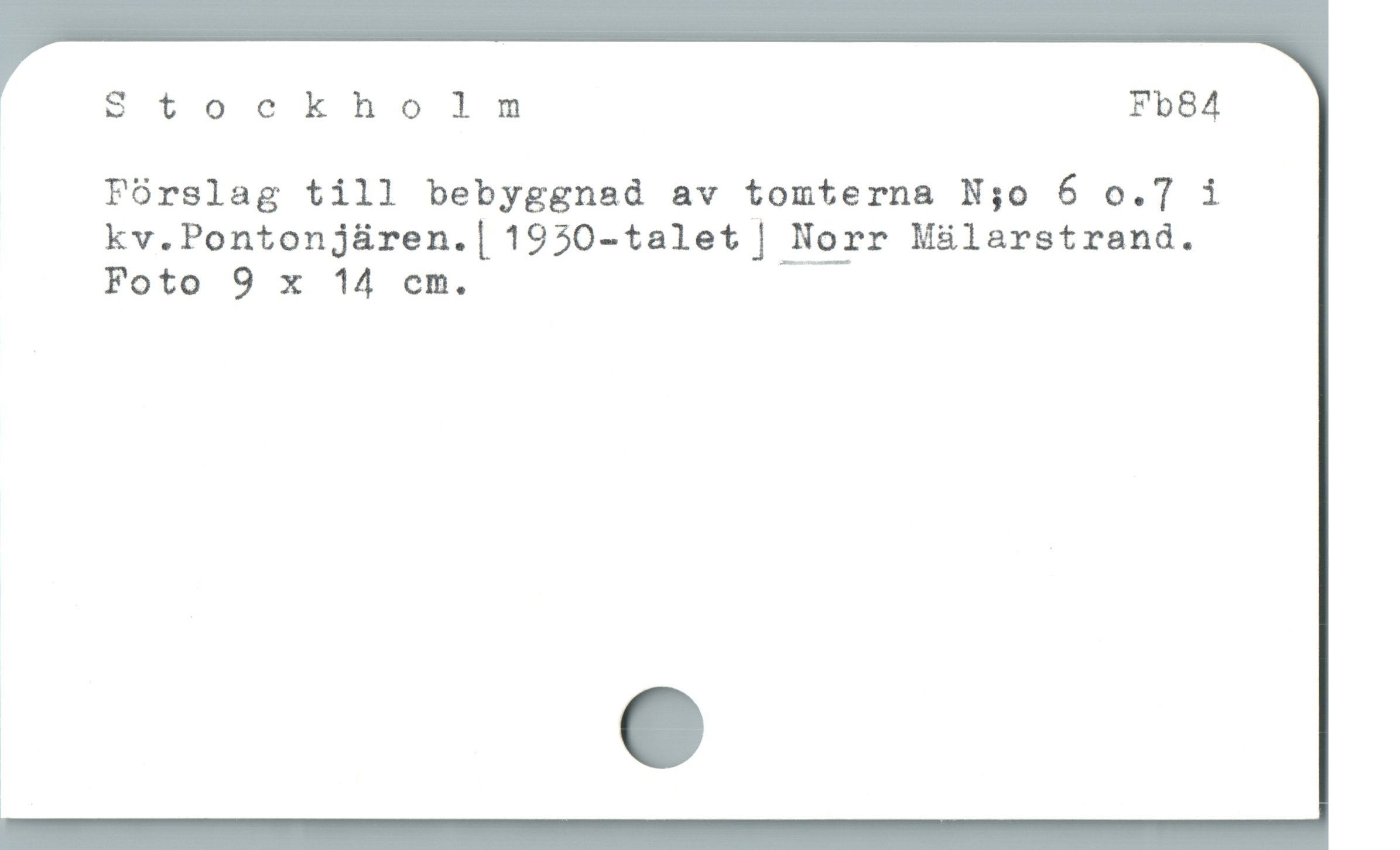  Stockho lm Fb84
Fórslag till bebyggnad av tomterna N;o 6 o.7 i
kv.Pontonj&üren.| 1950-talet | Norr M&larstrand.
Foto 9 x 14 cm.

« e

|
