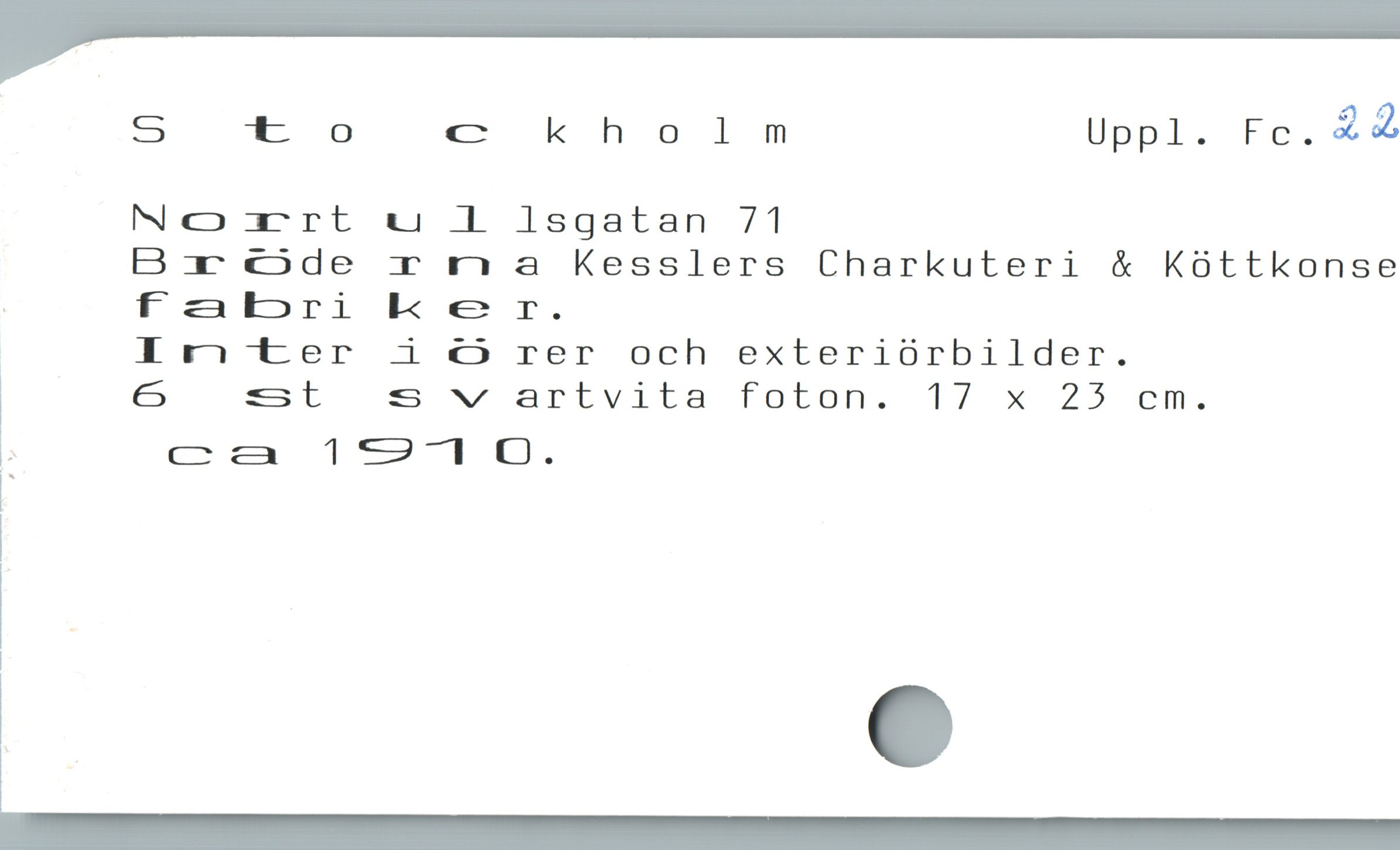  S to c kholm Uppl. Fc. 22
Nc5oa3^rt uv 1] 1sgatan 71
DB3c5de r r a Kesslers Charkuteri & Kóttkonse
! f zab»ri L e r.
| Ir ter i Ö rer och exteriórbilder.
| €5 -3t s v artvita foton. 17 x 23 cm.
' Ca 1271 L).
:
|

