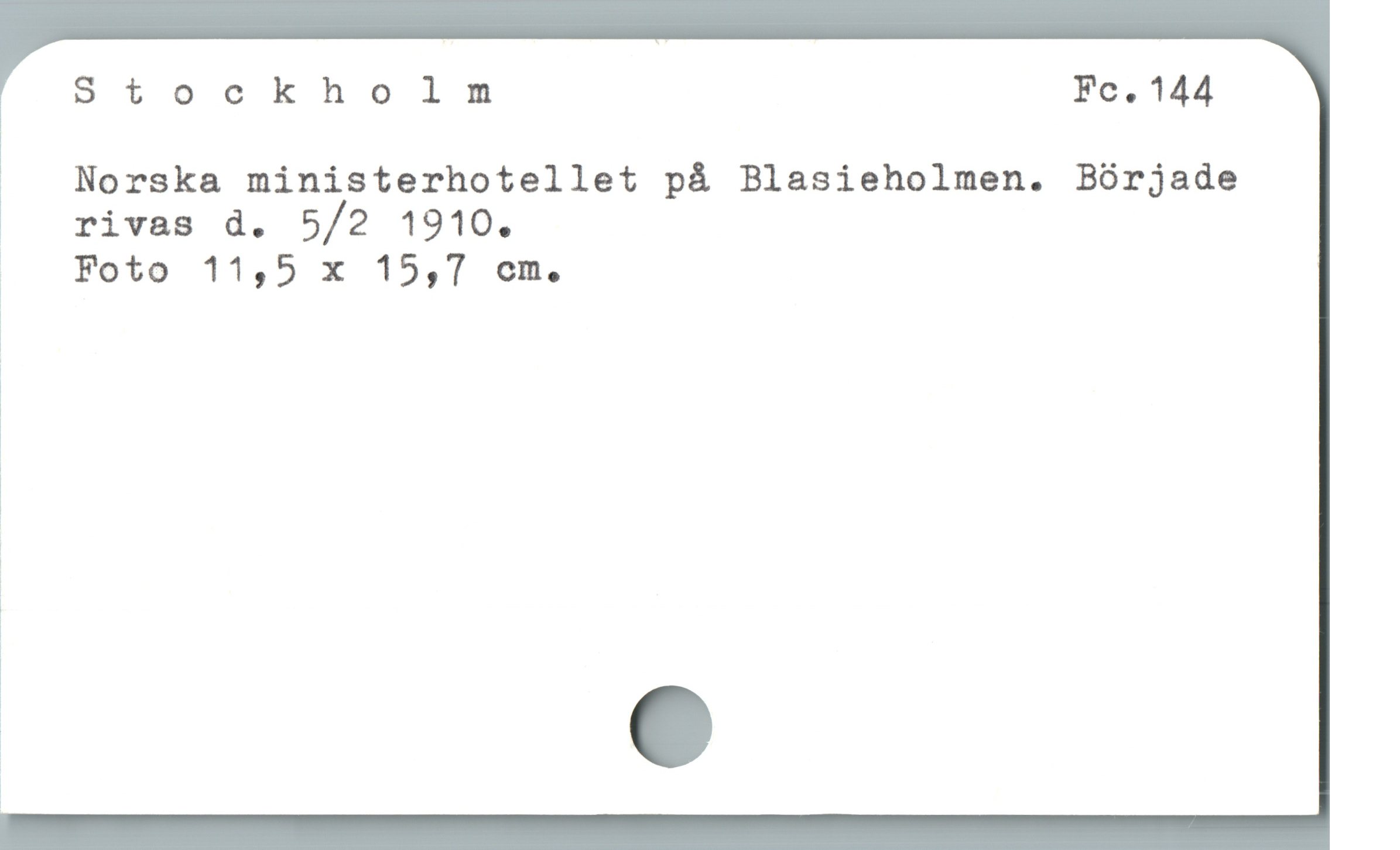  Stockholm Fc.144
Norska ministerhotellet på Blasieholmen. Bórjade
.  rivas d. 5/2 1910.

% Foto 11,5 x 15,7 om.
|
|
i
1
l
ä
|
|
