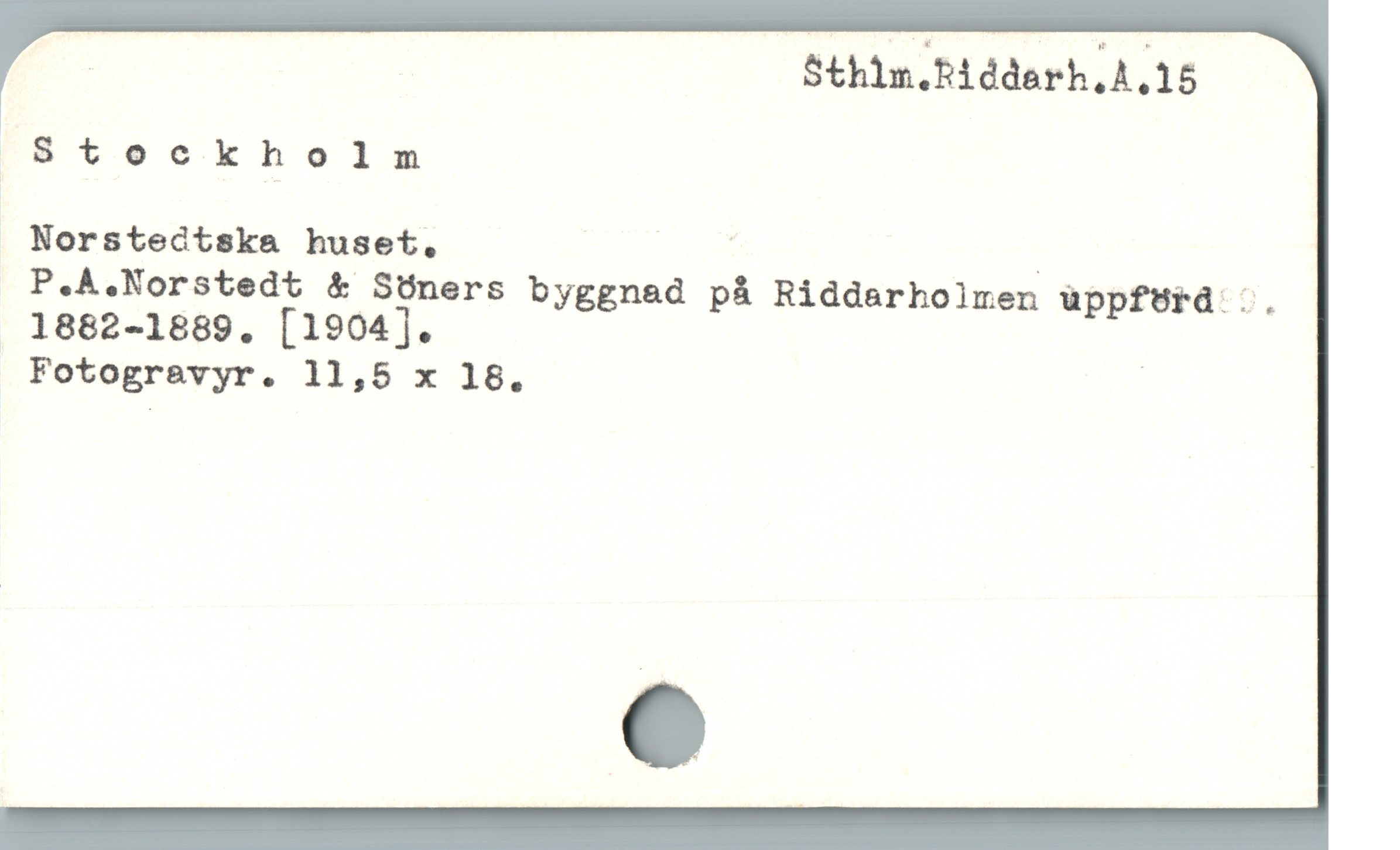  l Sthim.klddarh.A.15
Stockholm
Norstedtska huset. AA ;
P.A.Norstedt & SÜners byggnad på Riddarholmen uppfürd ..
1882-1889. [1904]. :
Fotogravyr. 11,5 x 18.
