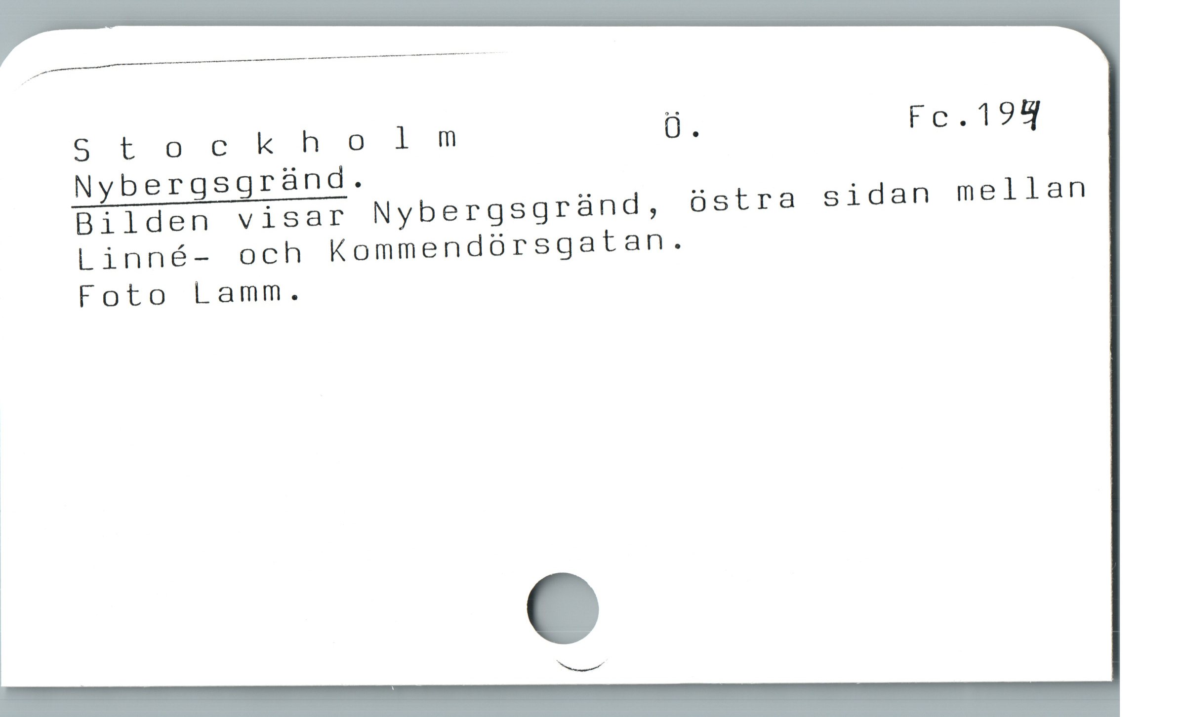  —
Stockholnm Ü. Fc.19H
Nybergsgränd.
Bilden visar Nybergsgränd, östra sidan mellan
Linné- och Kommendörsgatan.
Foto Lamm.
