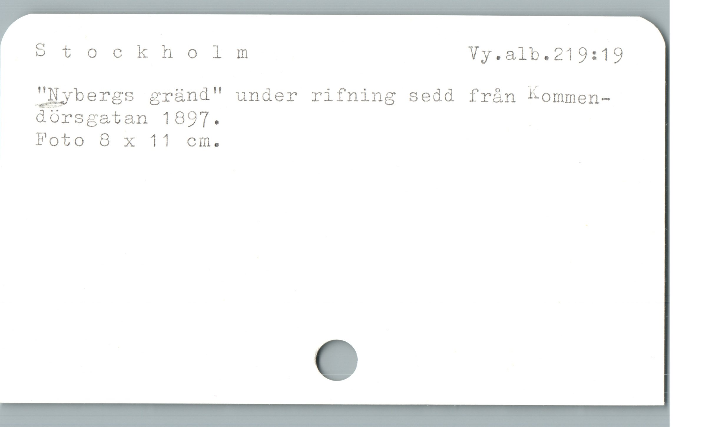  S t ockholm Vy.alb.219:19

"Nybergs gründ" under rifning sedd frán Éommen-
| üorsgatan 189T.

Foto 8 x 11 cm.
