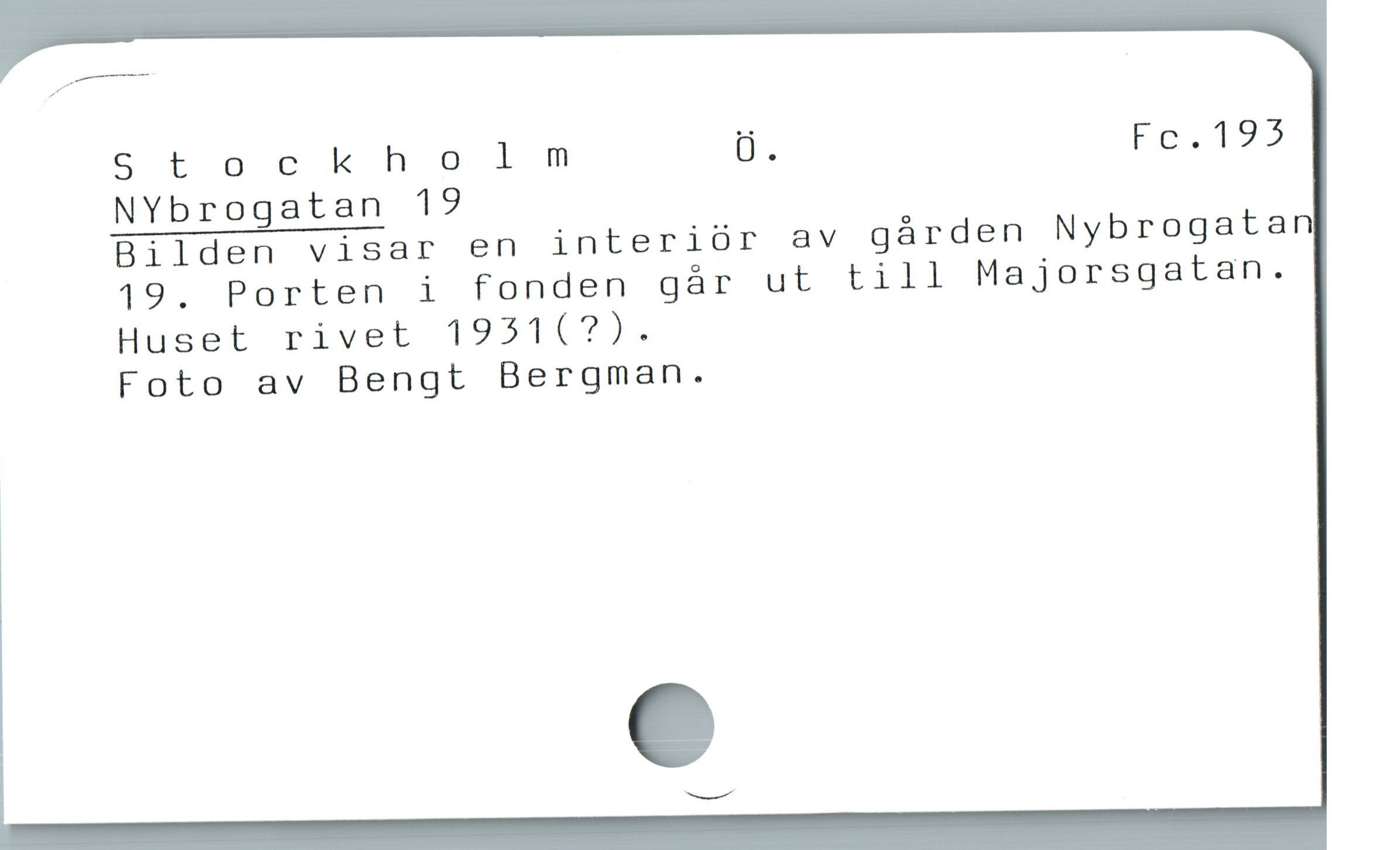  Stockholm Ü. Fe.1793
NYbrogatan 19

Bilden visar en interióür 8v gárden Nybrogatan
19. Porten i fonden gár ut till Majorsgatan.
Huset rivet 1951(?).

Foto av Bengt Bergman.
