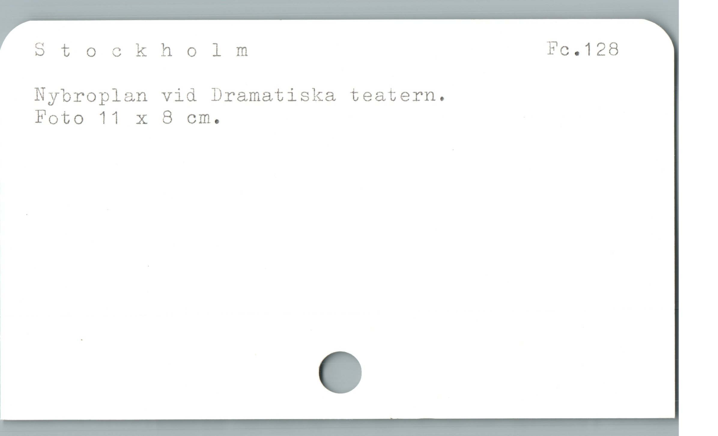  o9toockholm Fc.128
Nybroplan vid Dramatiska teatern.
Foto 11 x 8 cm.

ä

|

|

|

