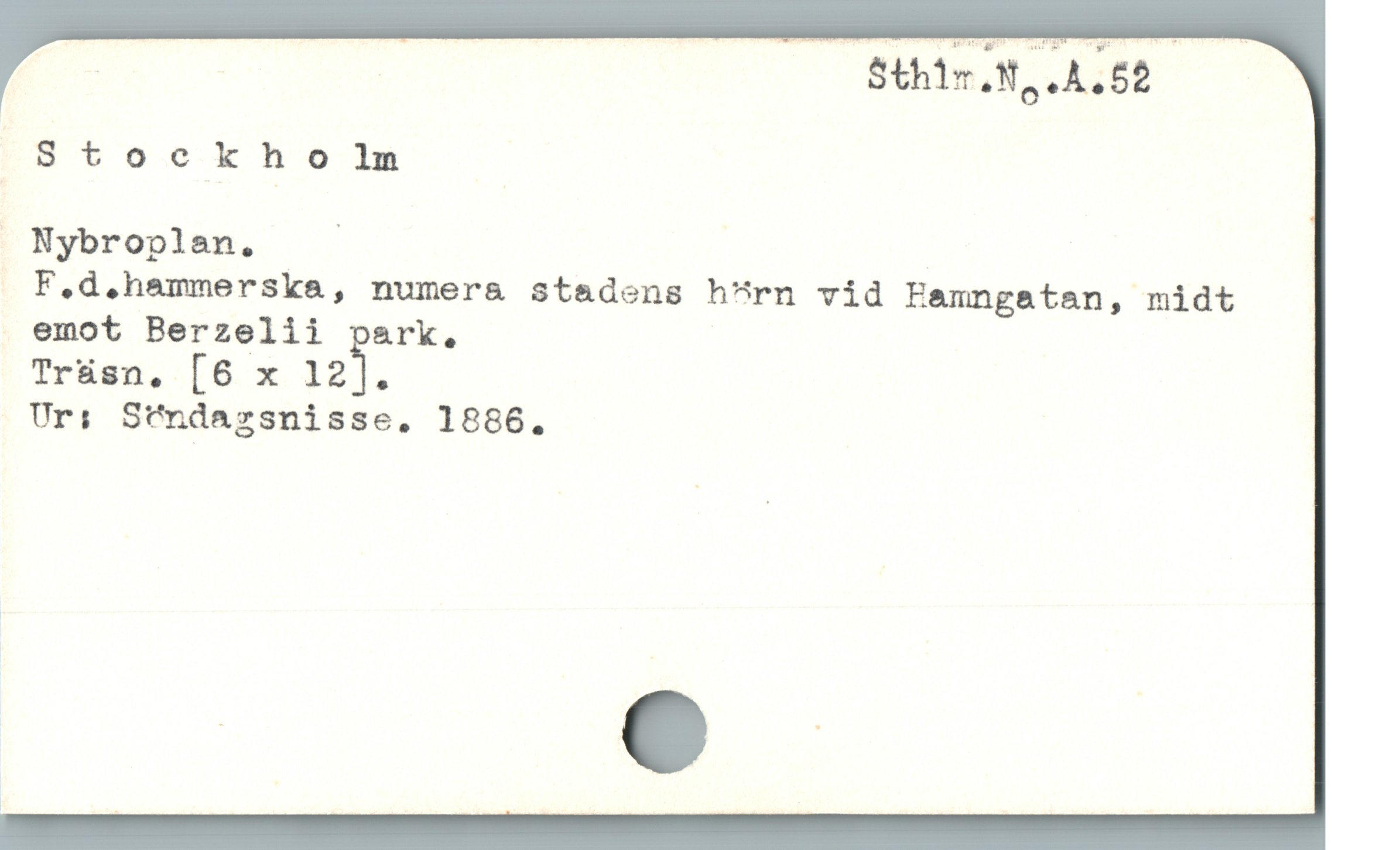  . Sthir.N,.A.52
Stockh o lm
. Nybroplan, |
F.d.hammerska, numer& stadens h"rn vid Eamngatan, midt
emot Berzelii park.
Trüsn, [6 x 12ï.
Ur; Stndagzsnisse. 1886.
