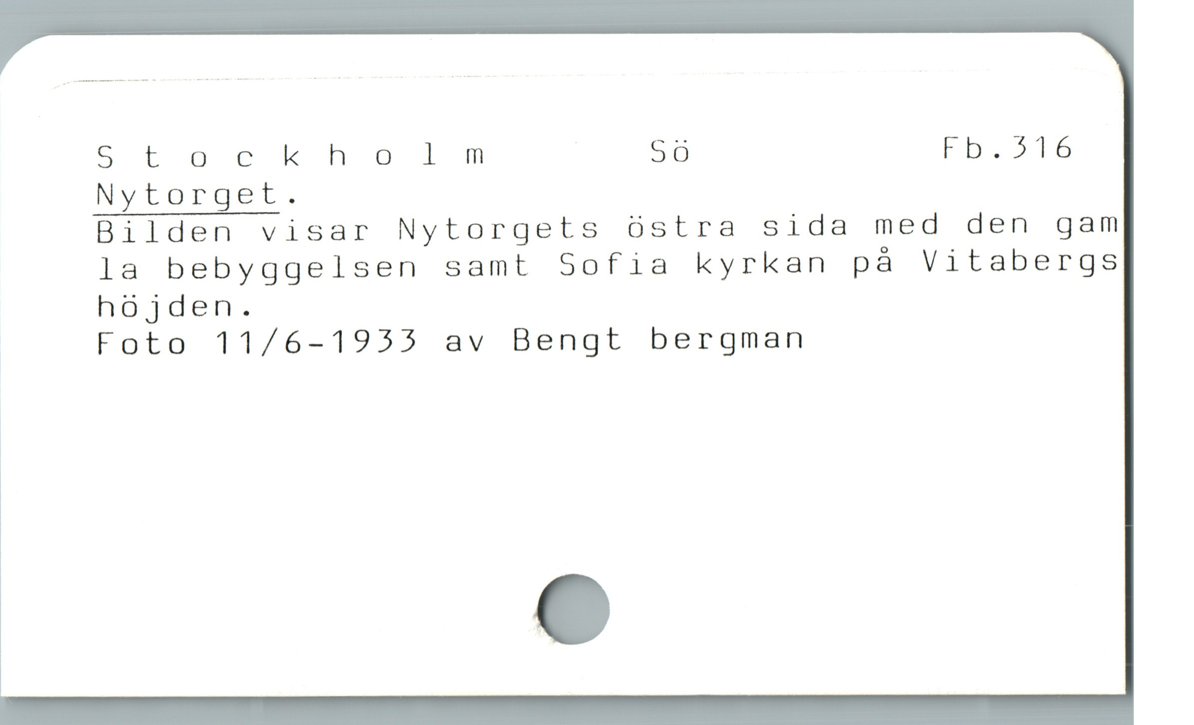  Stockhol m 20 Fb.516
Nytorget.
Bilden visar Nytorgets östra sida med den gam
la bebyggelsen samt Sofia kyrkan pà Vitabergs
hàójden.

ï Foto 11/6-1955 av Bengt bergman
