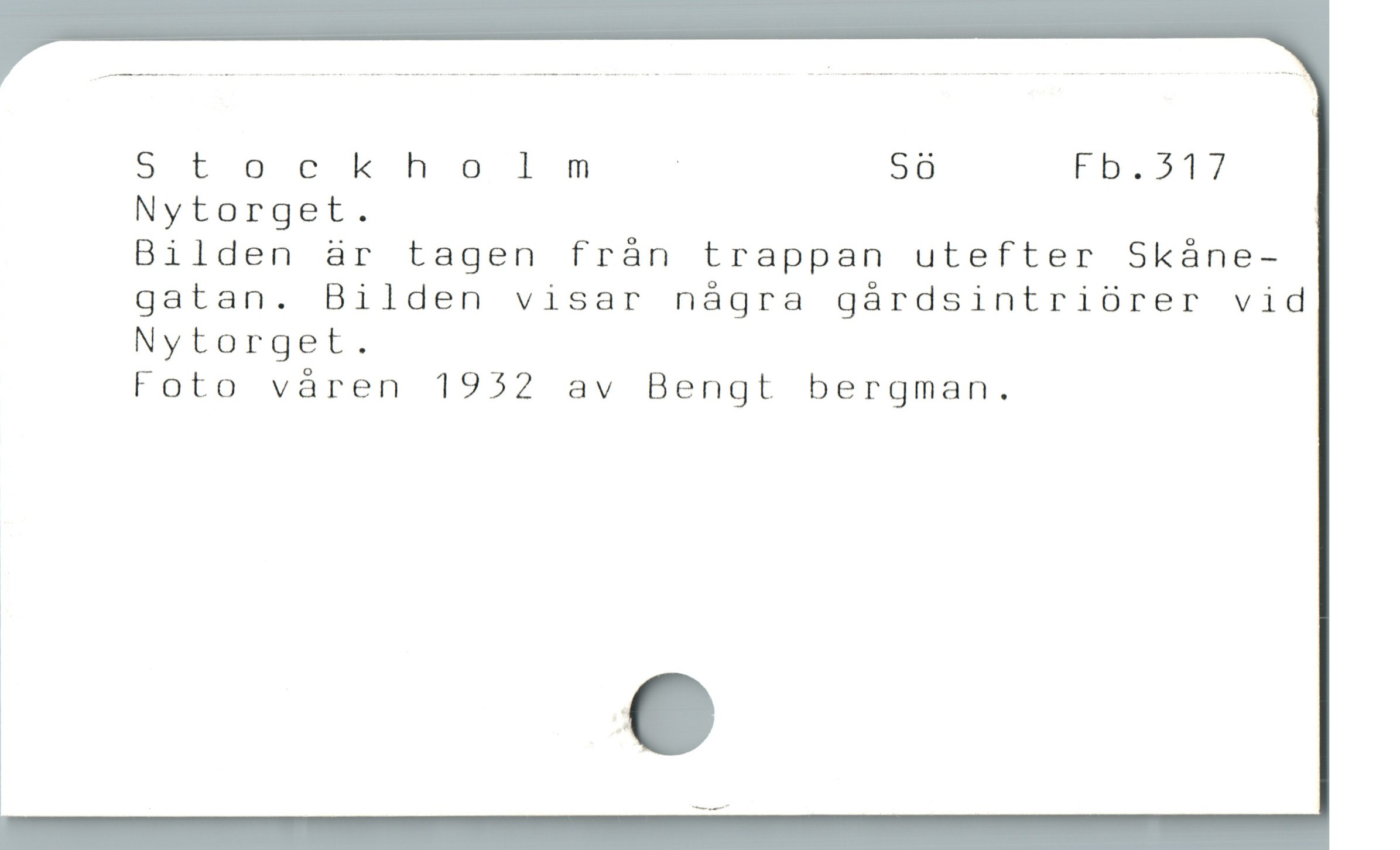  5tockholm | Sö Fb.1/7
Nytorget.
Bilden är tagen frán trappan utefter Skáne-
gatan. Bilden visar nágra gárdsintriürer vid
Nytorget.
Foto váren 1952 av Bengt bergman.

|

|
