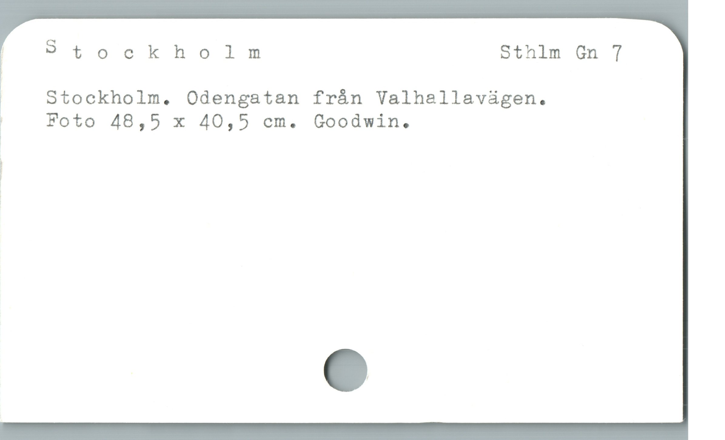  " Stockholm Sthlm Gn 7
) Stockholm. Odengatan frán Valhaellavügen.

| Foto 48,5 x 40,5 cm. Goodwin.

|
