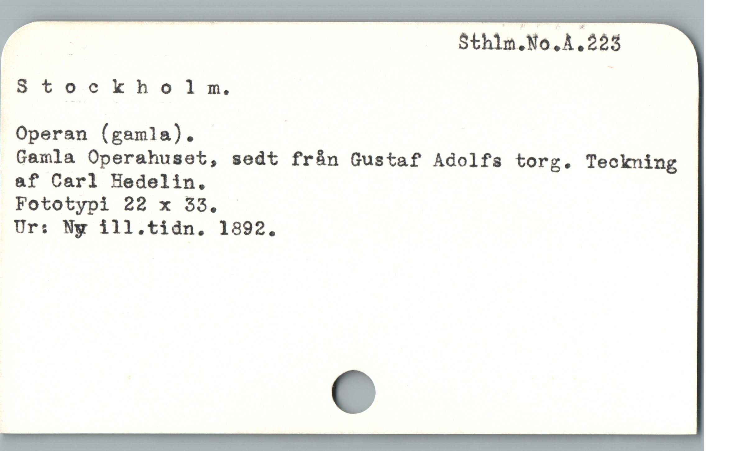  | g Sthin.No. A. 223
Stockholm.
 Operan (gamla). |
 Gamla Operahuset, sedt fràán Gustaf Adolfs torg. Teckning
af Carl Hedelin.
Fototypi 22 x 33.
Ur: Ny ill.tidn. 1892.
