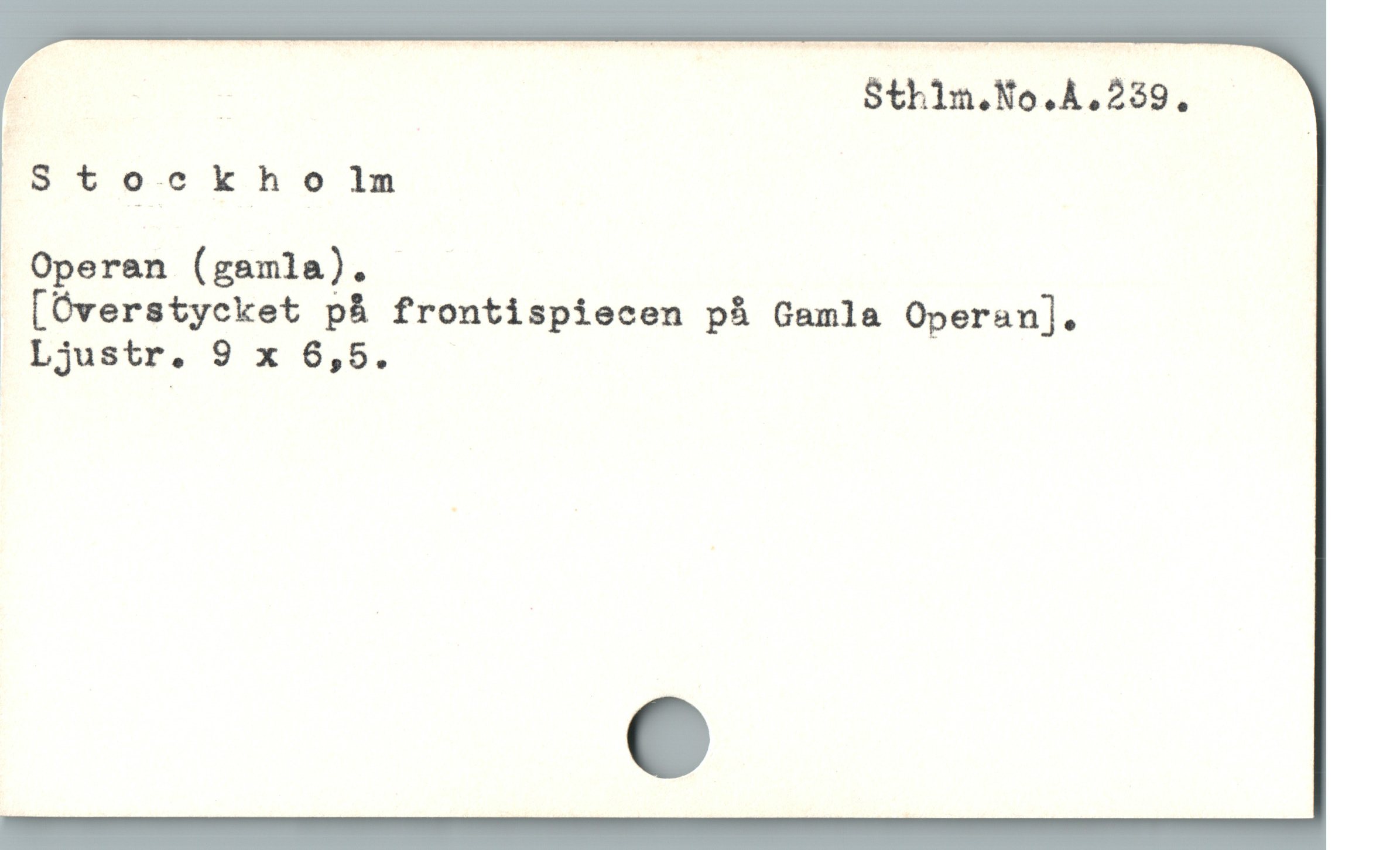  Stockohogln

. Operan (gamla).
[Óverstycket på frontispiecen på Gamla Operan].
Ljustr. 9 x 6,5.
