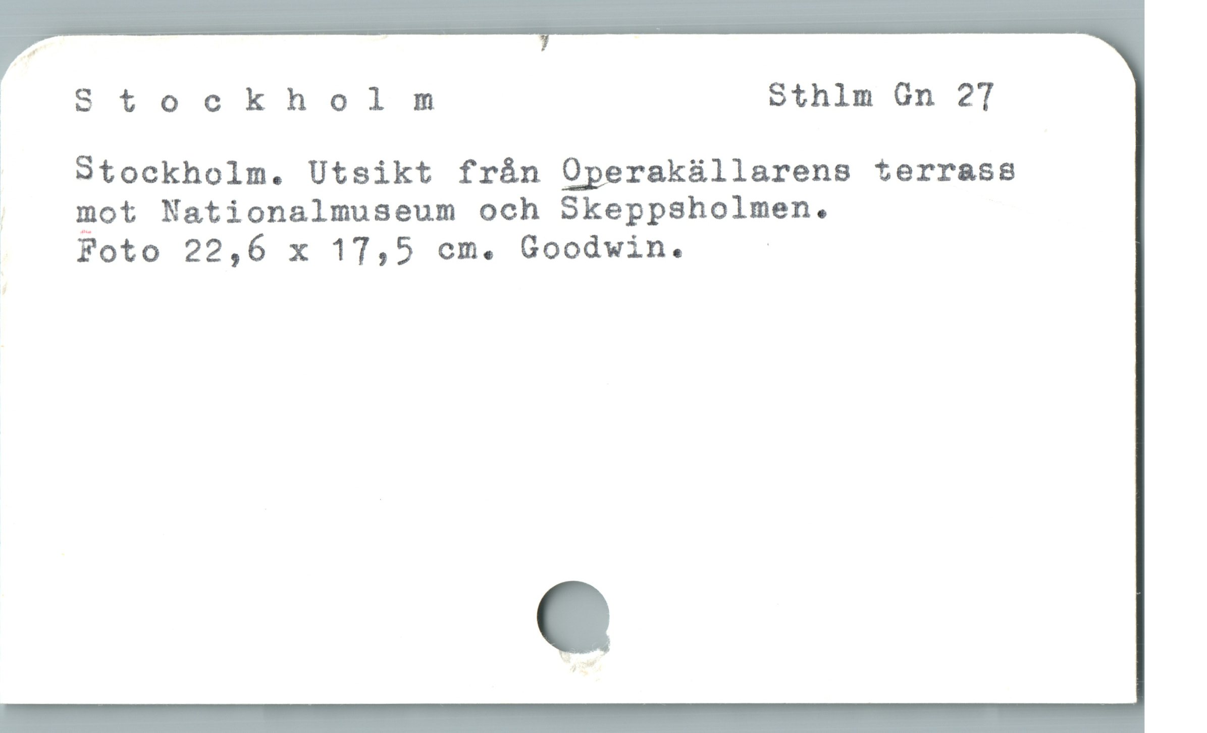  ï Stockholmnmnm Sthlm Gn 27
ä

* Stockholm. Utsikt från Operakällarens terrass
| mot Nationalmuseum och Skeppsholmen.

, Foto 22,6 x 17,5 cm. Goodwin. |
