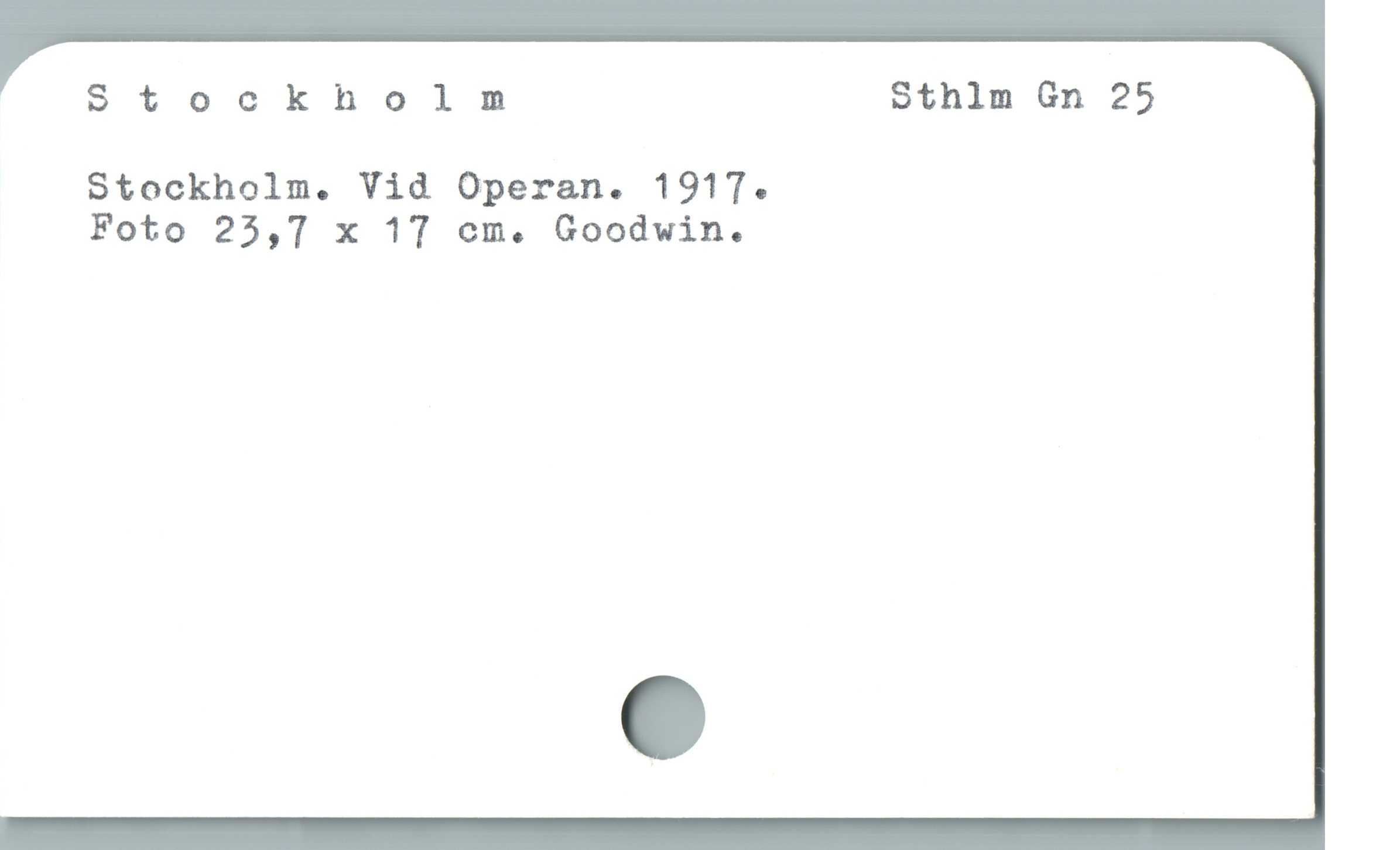  Stocknholm Sthlm Gn 25
Stockholm. Vid Operan. 191T.
Foto 25,7 x 17 cm. Goodwin.
