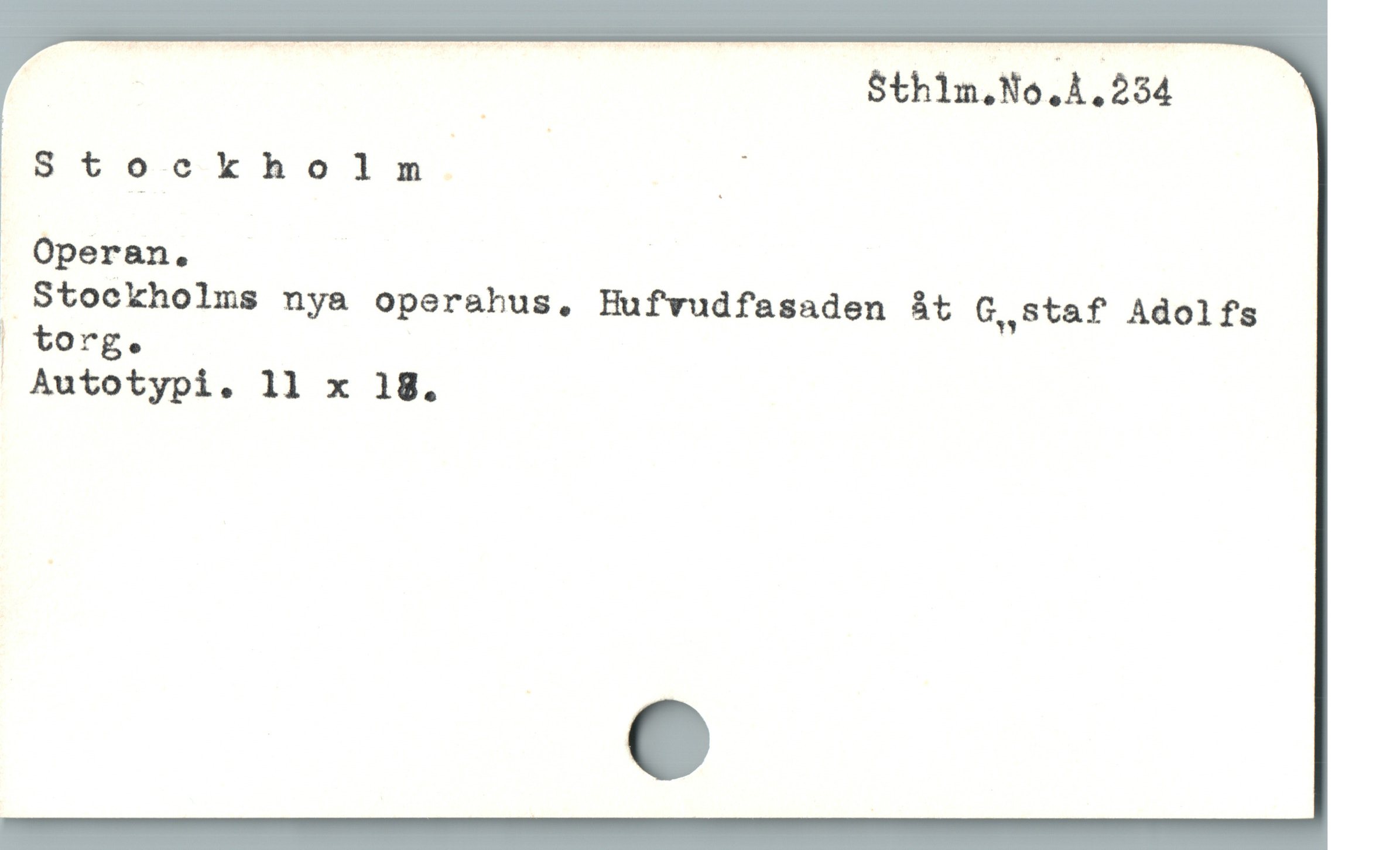  D TG S HR
Stockholm = -
- Operan.
. Stockholms nya operahus, Hufvudfasaden àt G , Staf Adolfs
E Z;Z%Lypi. 11 x 18.
e
