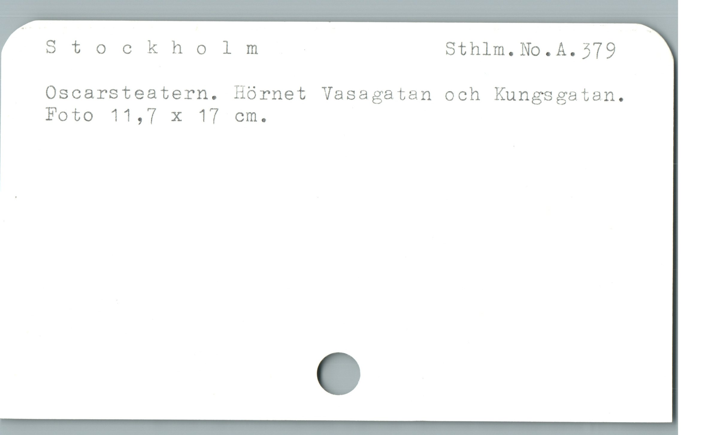  Stockholm | Sthlm. No.A. 379
Oscarsteatern. Hörnet Vasagatan och Kungsgatan.
Foto 11,7 x 17 em.
