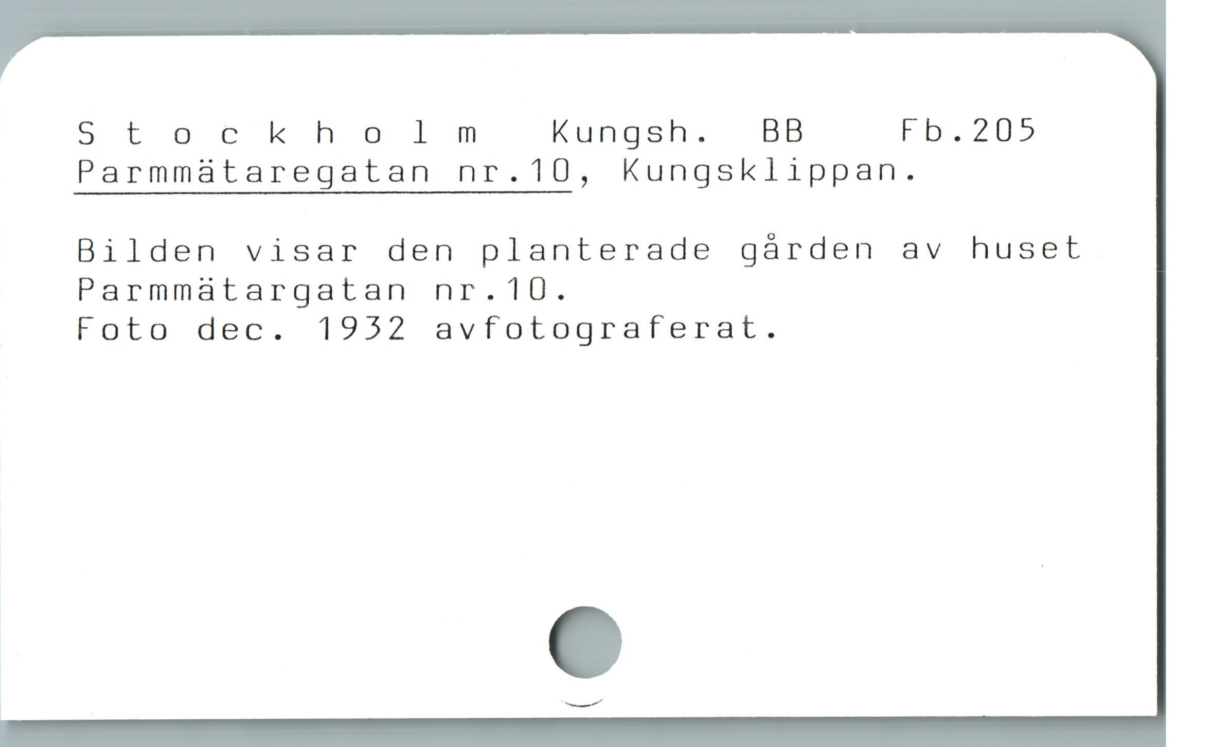  5 t o e k h o l m Kungsh.  BB Fb.20»5
Parmmaátaregatan nr.10, Kungsklippan.
Bilden visar den planterade gáàrden av huset
Parmmaátargatan nr.10.
Foto dec. 19532 avfotograferat.

i —
