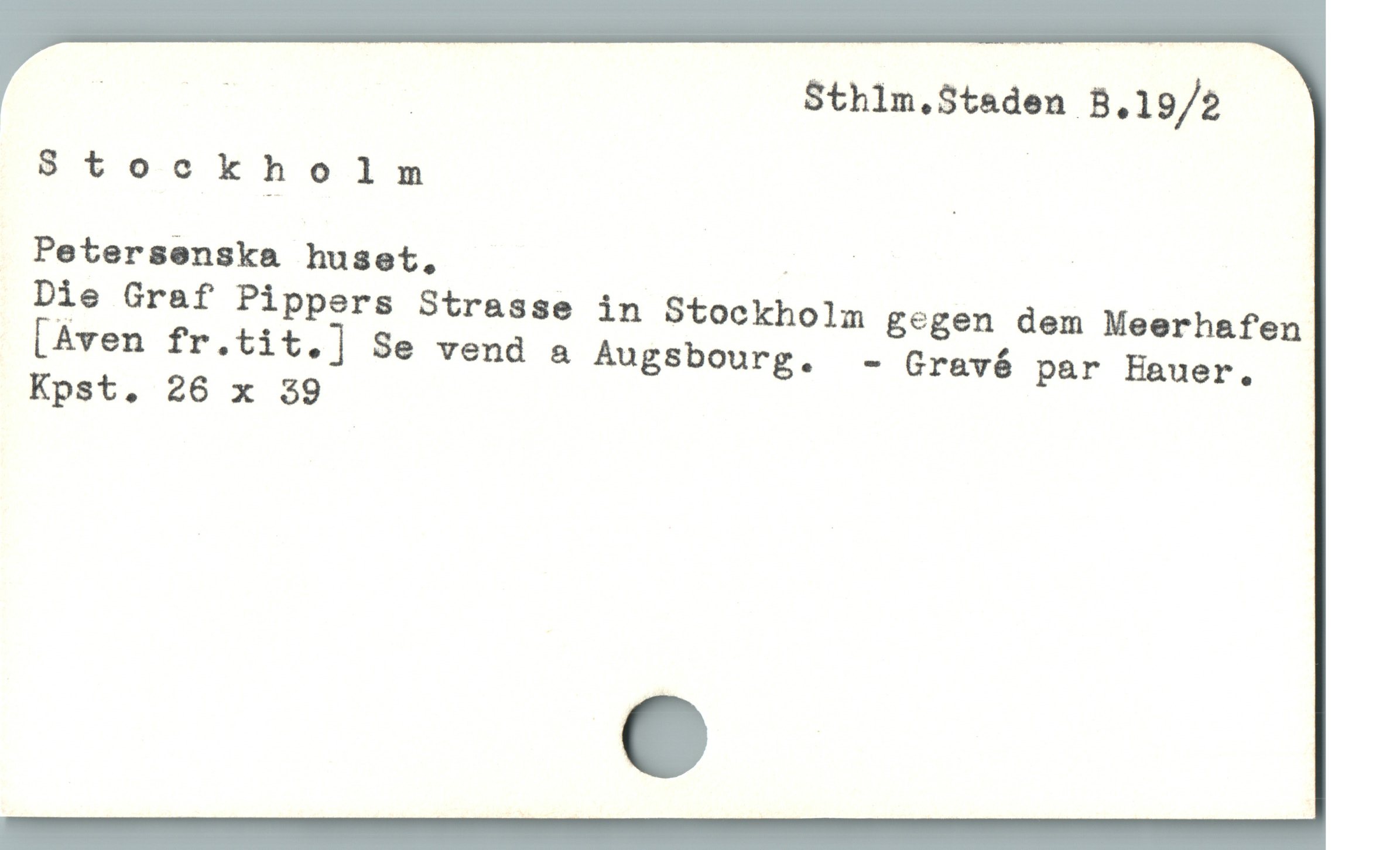  | | | Sthlm.Staden B.19/2
8toock holm _
Petersenska huset, EE |
Die Graf Pippers Strasse in Stockholm gegen dem Meerhafen
[Aven fr.tit.] Se vend a Augsbourg. - Gravé par Hauer.
Kpst. 26 x 39
