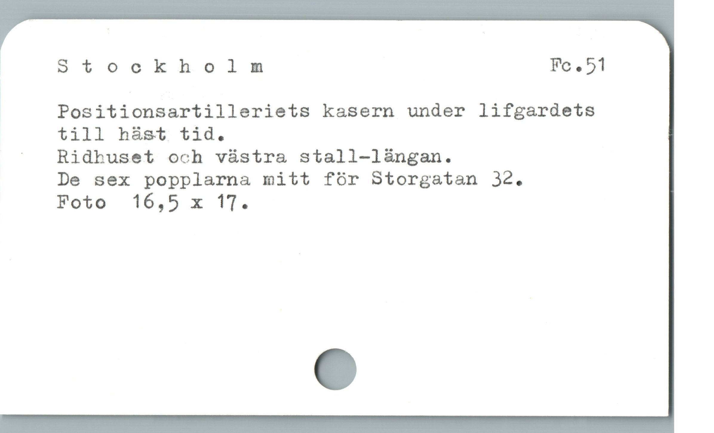  | Stockho1lm Fo 51
Positionsartilleriets kasern under lifgardets
till hàst tid.
^ Ridhuset och vàstra stall-làngan.
De sex popplarna mitt fór Storgatan 32.
Foto 16,5 x 1T.
