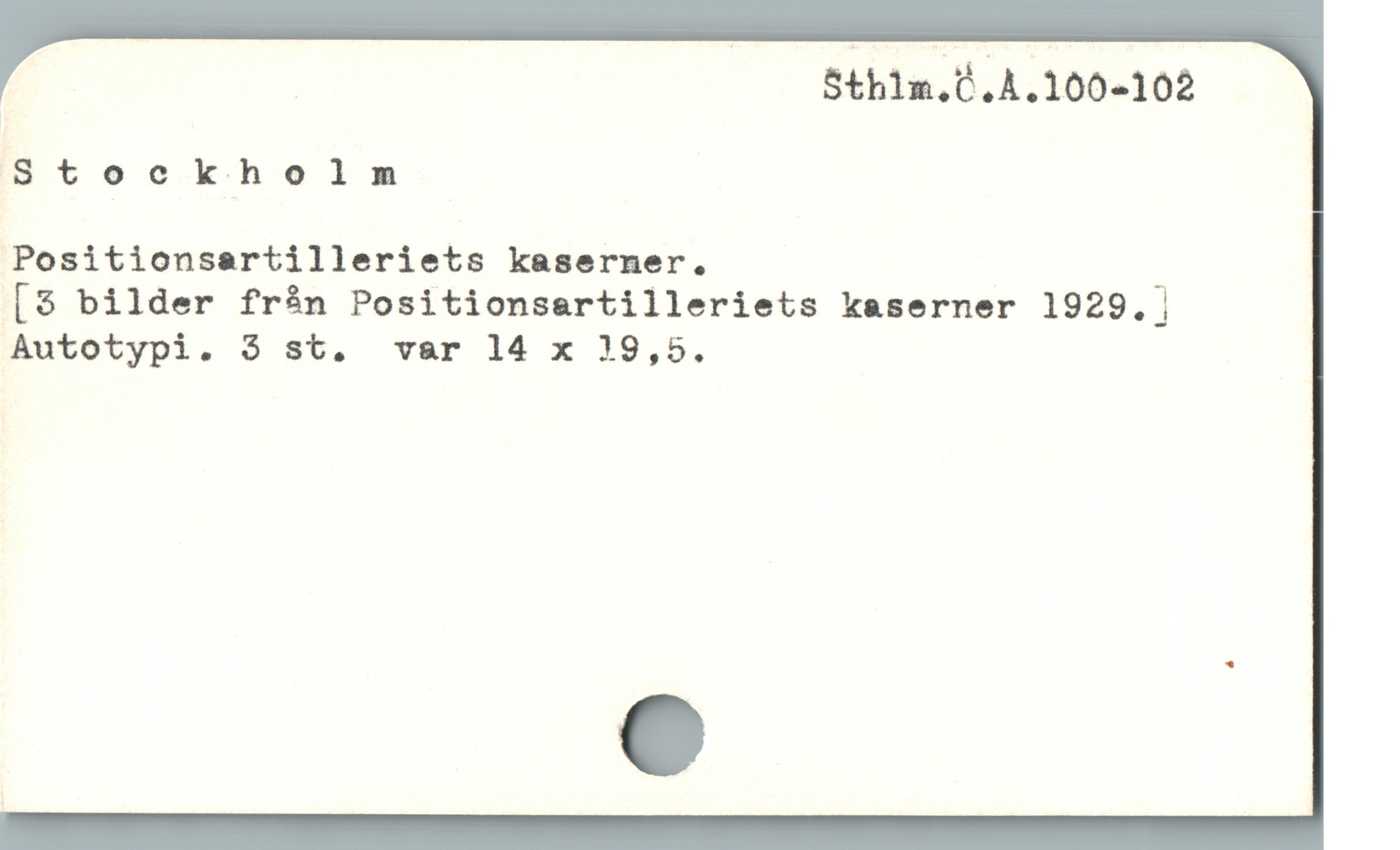  | S5th1n.6,A.100-102
Stockholm
Positionsartilleriets kaserner.
[9$ bilder frán Positionsertilleriets kaserner 1929. |
Autotypi. 3 st. var 14 x 39,5.
